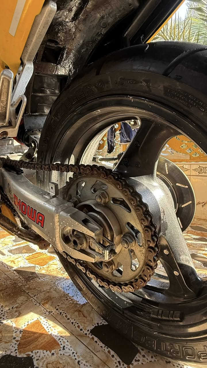 سلام عليكم بطحF4محرك600cc مديل99دراجه رقم وسنويه رقمها ديوانيه  الانكليزي مشروع وطني او راعيه الاصلي موجود بل ديوانيه او الي مشتري منه عنده بيهه وكاله عامه يكدر يحولك وكلشي يسوي موجود بلبصره الدراجه تخبل بس تبجي على ادامه تنضيفات او باتري ضعيف مالهه شغلهاا وتمشي بس تتركها يومين ما تشغله اله دفعه فا ٢٥٠الف تذب عل كهربائيات او ترتيب الادامه ترجع فول  العنوان البصره قضاء شط العرب الجزيره الرابعه قرب خطوة سلمان المحمدي ***********واتساب فقط السعر اتصل وتشلع عيوني
