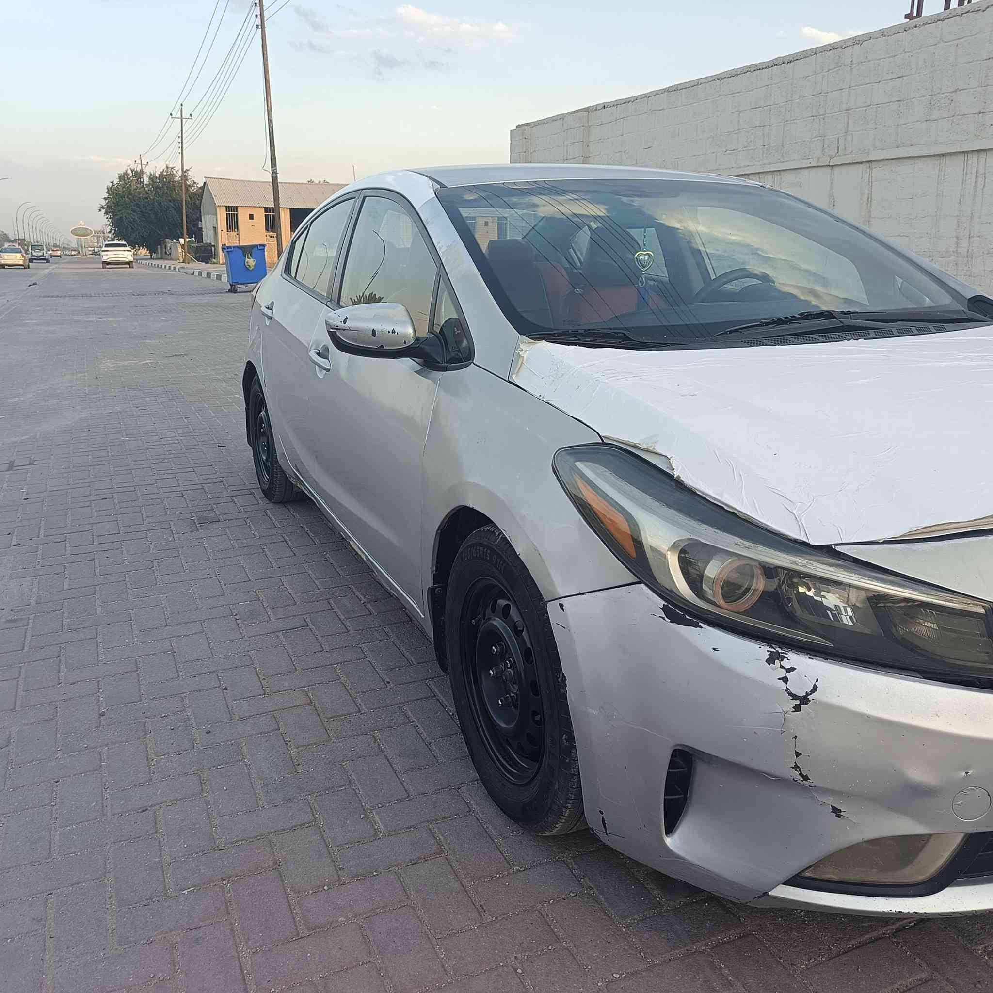 السلام عليكم كيه فورتي موديل 17 كير مكينه حداديه خير من الله ضرر الجاملغ الامامي والباب لغود والشاصي مكفول رقم كربلاء بأسمي السعر 98 ومجال بسيط العنوان كربلاء ***********
