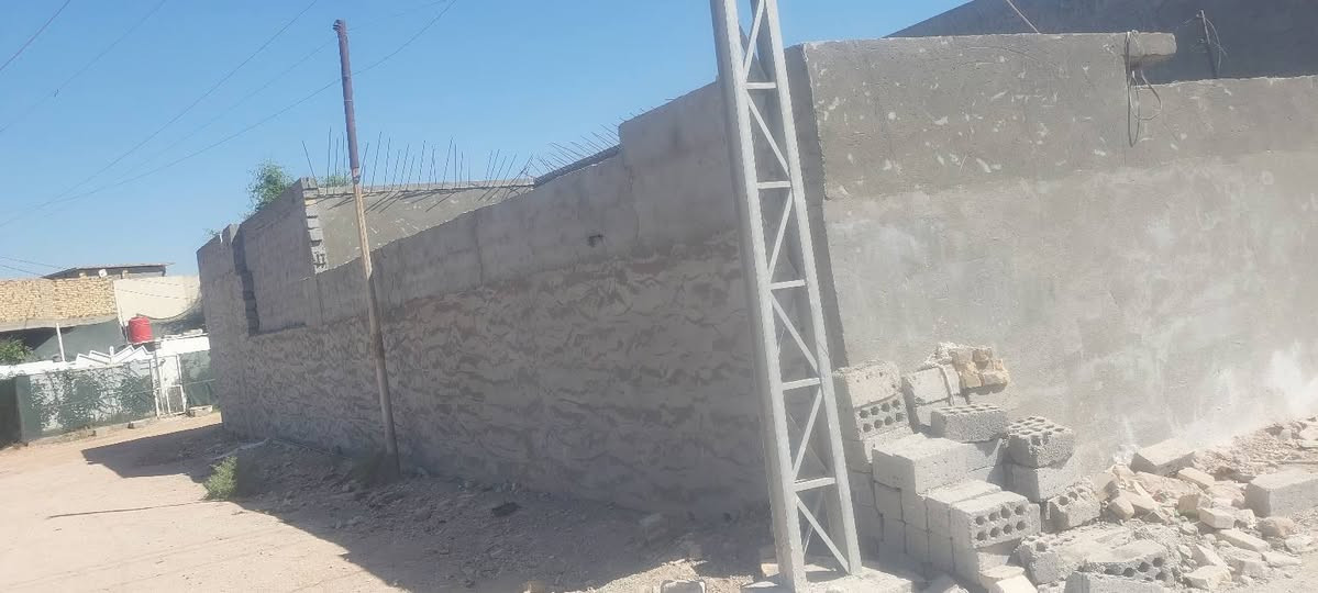 السلام عليكم
بيت للبيع موقعه بشارع 80 المساحة 170
البناء غرفه و هول ومطبخ و صحيات داخليه وخارجية البيت بي نقص بس بورك وبيتونه وارضية  و البيت بي معاملة بالطابو الاستفسار الأتصال على الرقم ***********
