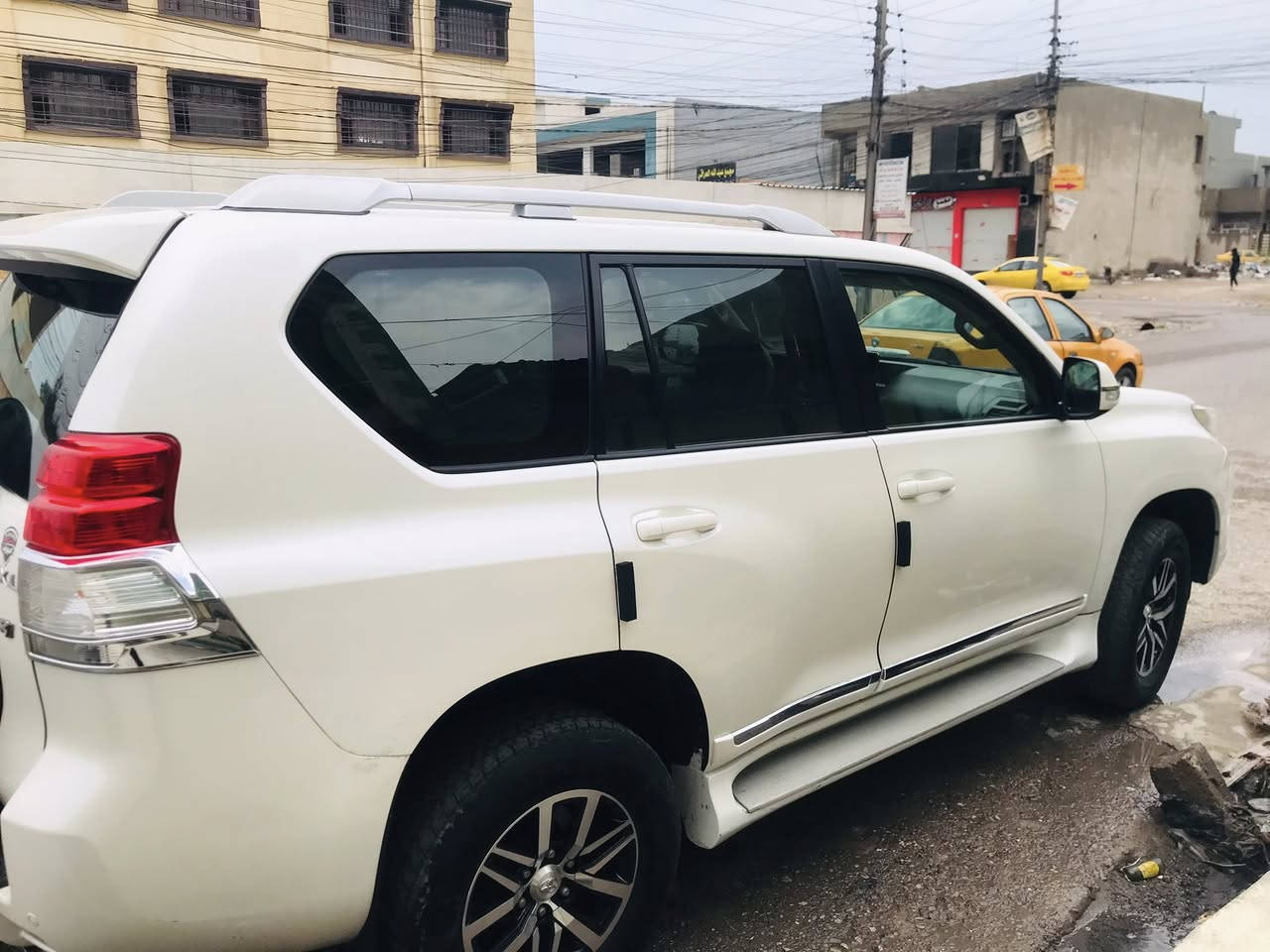 السلام عليكم برادو للبيع مديل 2010سياره بلاه صبغ واله ضرر مكينه مامفتوحه كير شرط السياره احله من الصور سبير تعليك السعر 225 وبي مجال  رقمي ***********
