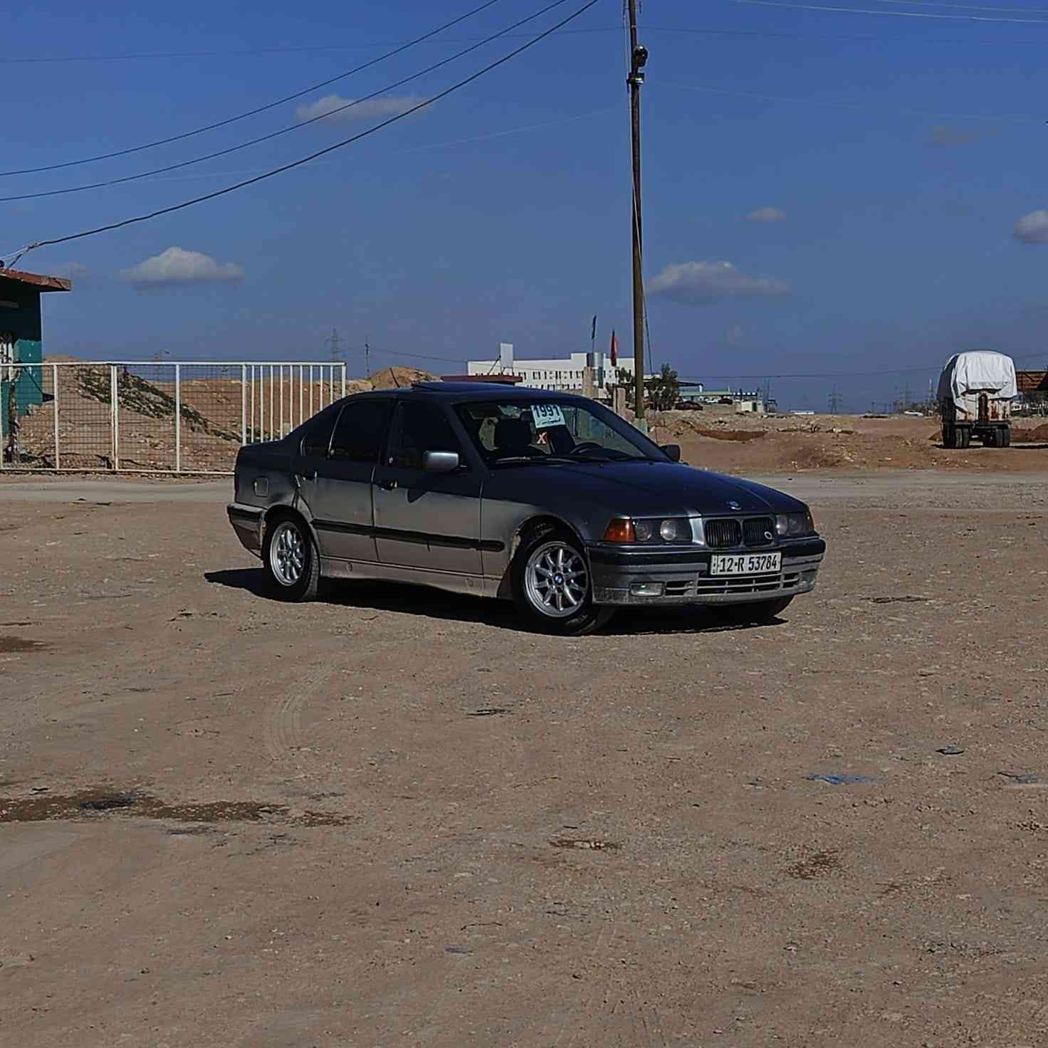 بي ام  موديل1992 
كير مكينه  مكفولات تخم تاير ويل كب بلادي
حداديه جديده غرفه جديده حيل كشنات جلد 
 بدون ضربه مكفول
كهربائيات كلها شغاله 
رقم نينوى 12 وكاله تحويل من شرعي
سعر 45 بي مجال
*********** مكان تلعفر
