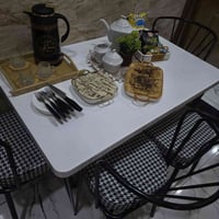 طاولة بيضاء • كراسي حديد • مستعمل نضيف