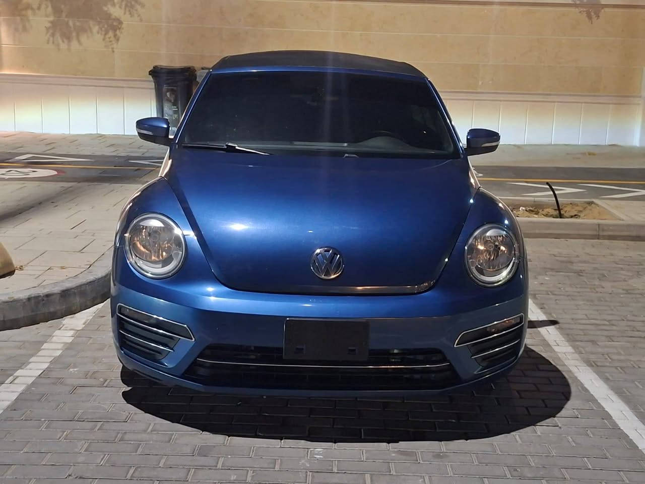 Vw beetle 2018 

4cyl 2.0 turbo 
120k km only
Lady use 
In perfect condition 
No any fault or problems

Cruise control system
Ambient interior lighting
New battery


**إذا كنت صاحب هذا الإعلان وتريد حذفه لأي سبب، رجاءا أرسل رسالة إلى الدعم الفني**