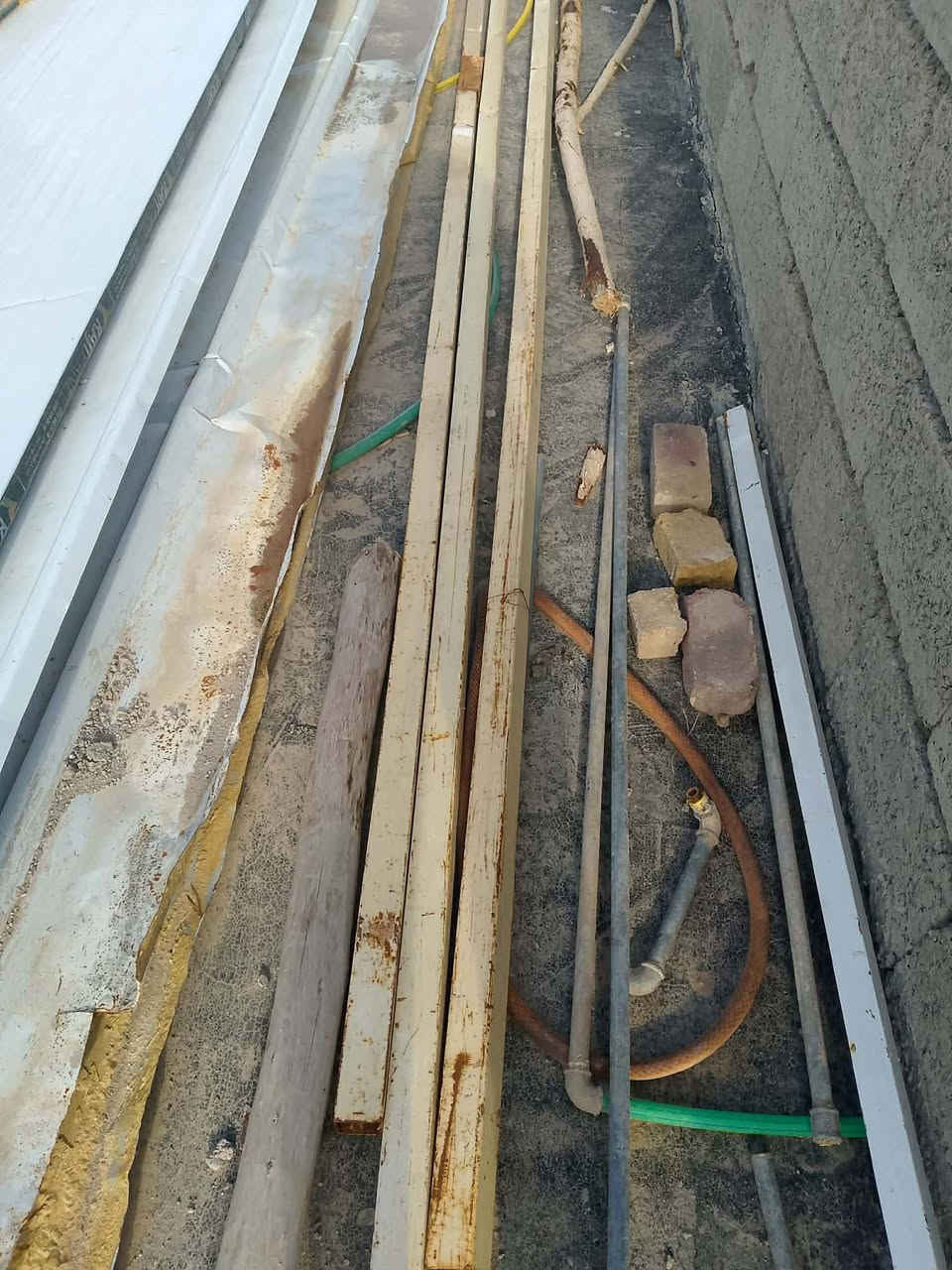 سلام وعليكم شباب سندويش عداد ٤. طوال ٦ متار نضيفات وحديد عدد ٣طول ٤ متار هاذه رقم *********** مكان جلولاء
