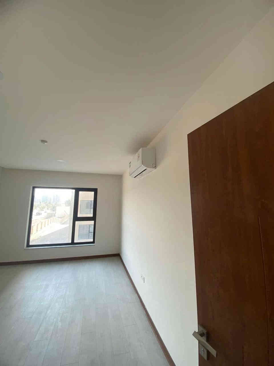 المساحة 200 متر تحتوي على 

3 غرف نوم واحدة منها ماستر

صالة وصحيات وهول ومطبخ 

الاطلالة خارجية على شارعين 

هدايا مع الشقة

5 سبالت تدفئة وتبريد 

غسالة صحون 

غسالة ملابس 

كونتر مطبخ مفصل كامل 

سخان ماء 

انارة كاملة

كهرباء 24 ساعة 

خدمات تنظيف ومتابعة كاملة على مدار الساعة 

للاستفسار الاتصال على الرقم التالي 

***********

⭕️غير متواجدين على الفيس اتصل او راسل واتساب
