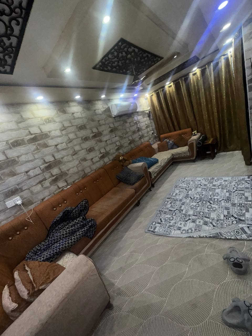 ملاحضه / العنده عقار 🏡#للبيــــــع ويريد يبيع #دزونه كافه التفاصيل العقار مع ذكر السعر وصور للعقار ورقم التلفون ☎️وان شاء الله باقرب وقت ينباع ان شاء الله🤲❤️
—————————————————————————

🔸 مشتمل للبيع طابو صرف مناسب جدا جدا✅
60متر قطع من دار مقطوع ومفصول بالكامل 
  الواجهه 4م والنزال 15م 
بناء حديث اخو الجديد بناء سنه 2020

🔸الطابق1️⃣ كراج وخدمات خارجيه واستقبال ومطبخ حار وبارد وصحيات 
 الطابق…2️⃣ غرفتين نوم وخدمات وحولي               
الطابق ...3️⃣ بيتونه وسطحين

🔸موقع الدار ممتاز جدا📍الشعب بين شارع الصحه وبين شارع عدن قرب جامع الحق
 (شارع نافذ وشارع عريض 15م ورصيف عريض 4م)

+مناسب لحك قبل لاينباع // ملاحظه اذ تحب تاخذه 
وتستثمره يتاجر ب500 الف ايجار سريع
🔸السعر: 125 وقابل للتفاوض 
(الارضيه مرمر وسقوف ثانويه وديكورات كامله لكافأ البيت 
وبناء كله ممتاز وحديث تكمه كامل مكمل تستلمه )

مكتب ابو علي الدراجي للعقار 🏛️
الشعب-نهايت شارع الصحه-مقابيل كرزات ركن الصحه 
***********📞
 ***********📞
***********📞
