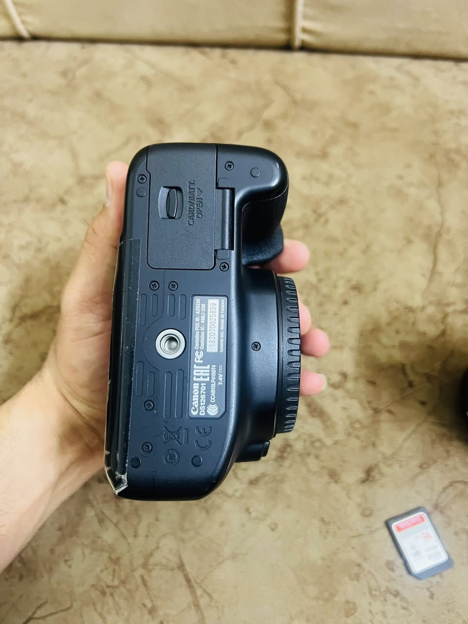 كأمره كانون 4000Dنظيفه جدا
استخدام شخصي شخط مابيهه 
رايدهه ب٣٥٠ رقم الهاتف ***********
