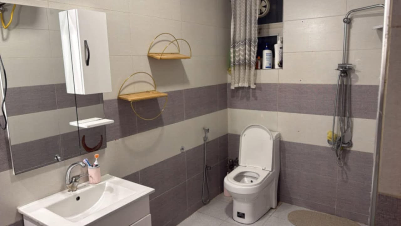 شقه للايجار في مجمع ايادي بسكولاته  مساحه ١٦٣ طابق ٧
تحتوي ٣ غرف نوم مجهزه ب مطبخ وسبالت كامله 
بسعر مناسب ‼️
للاستفسار ***********
