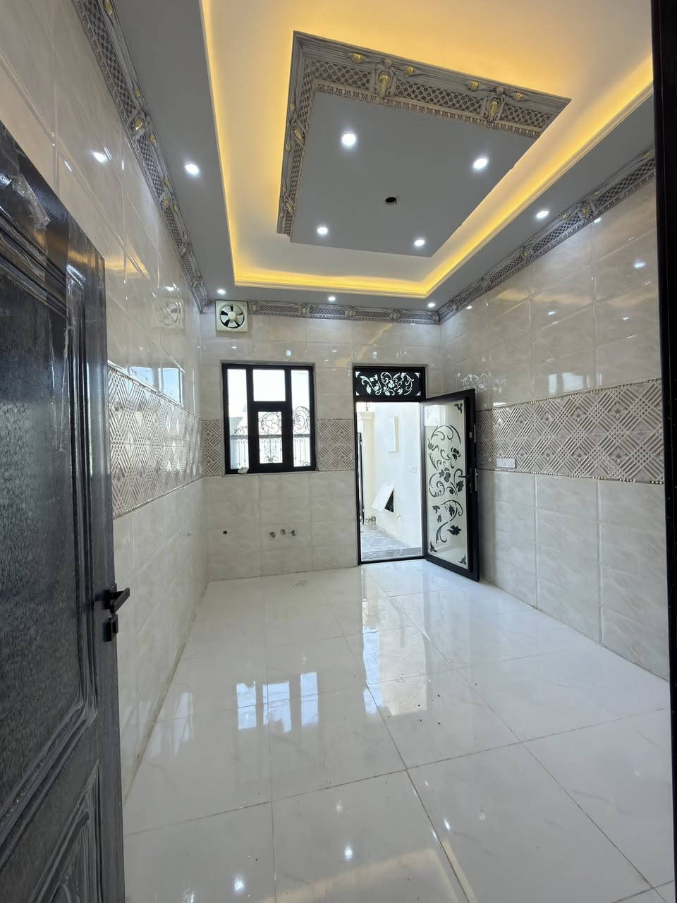 دور تونات زيرو قيد الانشاء عدد 3 شهر وتكمل
الديوم منطقة التصنيع خلف علوة الاسماك مباشر
شارع20م وقريب جداً من شارع 60
الدور نفس تصميم البصور بضبط
مساحة كل دار 100 متر واجهة 7 الا ربع نزال 15 ركن
عدد 3
يتكون كل دار من 
ثلاث غرف نوم 🛌 
واستقبال ومطبخ وصالة وسطية
وكراج وثلاث مجاميع صحية
ارضية بورسلين هندي شغل فول
سحب مغربي ابواب داخلية تركي
شبيابيك المنيوم ابواب قاصة
نضام جزامة نضام غاز
للاستفسار الاتصال
***********
