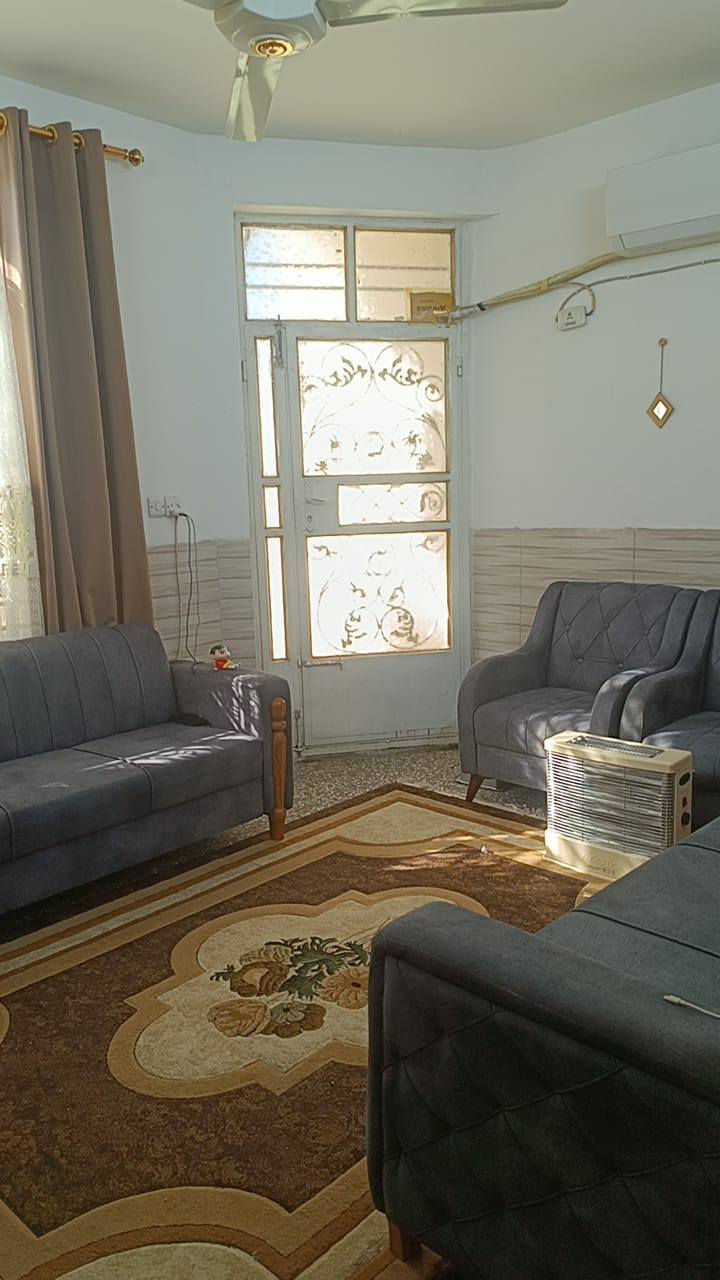 بيت ٥٠ متر طابو ملك بكراره بشارع ١٥ البيت طابقين طابق اول هول مطبخ صحيات وطابق الثاني غرفتين غرفه كبيره وغرفه صغيره السعر ١٢٥ الاتصال على الرقم ***********
