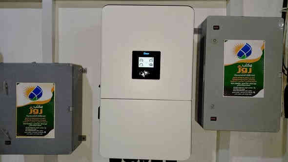 🔋 إنجاز جديد لمكتب روژ للطاقة الشمسية في #باعذرة
🗓️ الاثنين 2025/12/1
بفضل الله وبدعمكم المستمر، يسرّ مكتب روژ للطاقة الشمسية أن يعلن إكمال مشروع تحويل منازل نوزاد خرتو وشيرزاد خرتو وأبو ليزا إلى منظومة طاقة شمسية متكاملة توفر كهرباء مستقرة على مدار الساعة 🌞، مع نظام تشغيل وإدارة كامل عن بُعد.
🚀 مواصفات المنظومة المنجزة:
🔸 ألواح شمسية 615 واط × 40 – ضمان 12 سنة – شركة هواسين
🔸 بطاريات ليثيوم 15 كيلوواط × 4 بسعة 300 أمبير – ضمان 5 سنوات – شركة هواوي – أكثر من 10,000 دورة شحن
🔸 إنفرتر 20 كيلوواط (ثري فيز) – قطعة واحدة – شركة Deye – ضمان 5 سنوات
🔸 قدرة تشغيل مستمرة:
    • نهاريًا: 90 أمبير
    • ليليًا: 50 أمبير
🔋 استغناء تام عن المولدة
يأتي هذا الإنجاز ليؤكد التزام مكتب روژ للطاقة الشمسية بتوفير حلول طاقة متجددة موثوقة وآمنة تلائم المنازل والمشاريع التجارية على مدار الساعة، مع أعلى مستويات الجودة.
🌍 عناوين المكاتب:
📍 بعشيقة – حي الربيع – قرب كافتيريا الربيع
📍 شيخان – مفرق شيخان – قرب مطعم عنتاب
📍 سنجار – سنوني
📞 للاستفسار والتواصل:
المهندس قيدار: *********** – ***********
سلام سلو: *********** – ***********
📲 تابعونا على صفحة مكتب روژ للطاقة الشمسية لمشاهدة المزيد من الإنجازات والتحديثات.
#الطاقة_الشمسية #مكتب_روژ #طاقة_نظيفة #نينوى #العراق #بعشيقة #شيخان #سنجار #دهوك #الموصل #طاقة_متجددة #الاستدامة #روژ_تبدع #باعذرة #كوردستان
