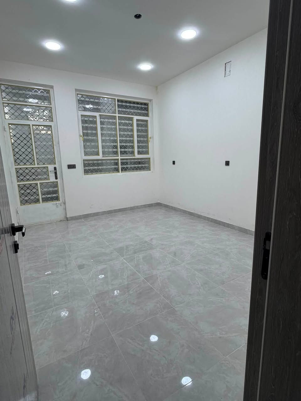 دار للإيجار 
وحدتين سكنية 
الطابق الأرضي 
صالة ومطبخ 
وخدمات وغرفة نوم 
الطابق الاول 
غرفتين نوم 🛌 
وصاله ومطبخ 
وخدمات 
العنوان تراث الخامسه قرب مدرسة الفيحاء 
الاستفسار ***********
