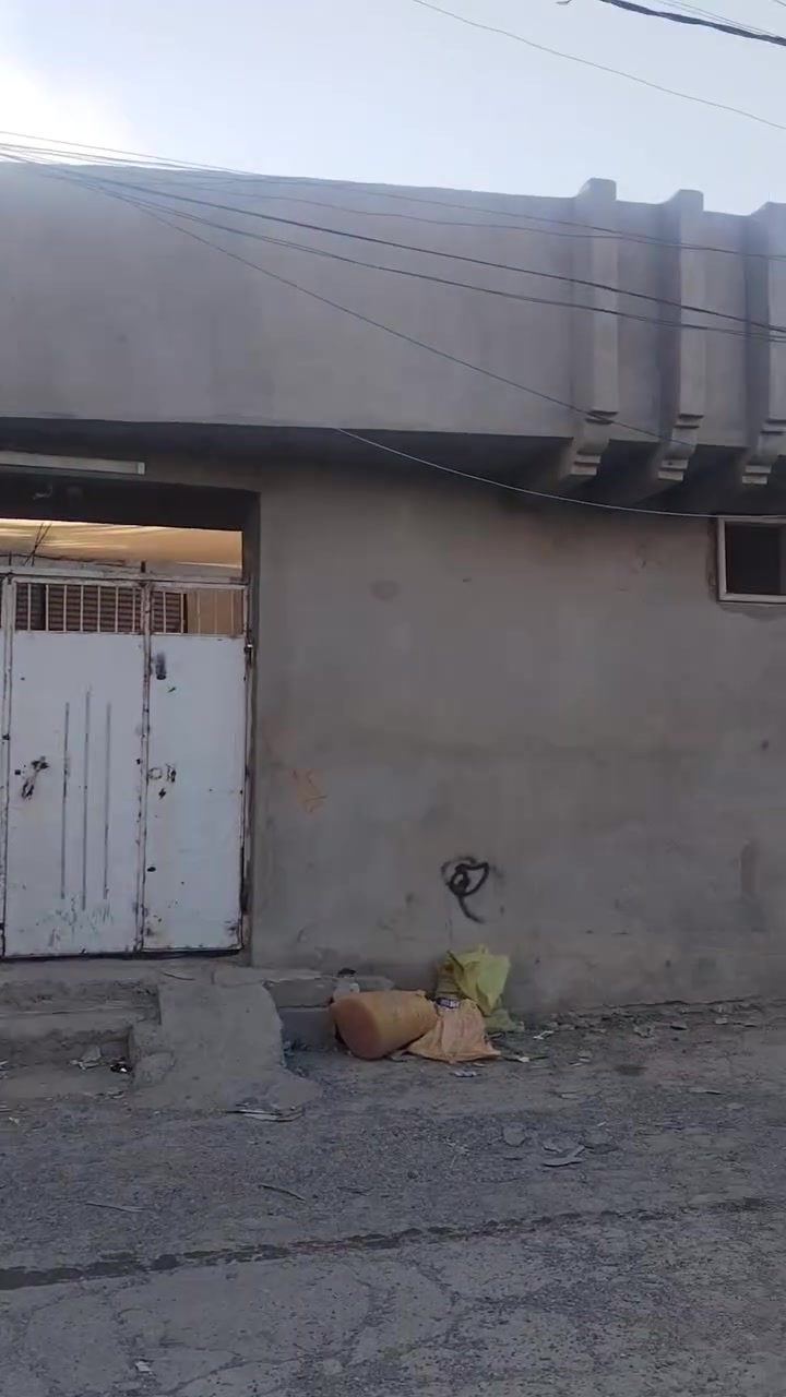 للبيع
يوجد بيت للبيع 
 المساحه 125 
الواجهه 12
المطبخ والحمام والواجهه بناء حديث 
والقسم الاخر قابل للسقوط 
موقعو جدا ممتاز 
قرب جامع محمود ال غريب 
قريب على شارع الروضه
 ايضا قريب على السايدين
للاستفسار التواصل على الرقم 
***********
