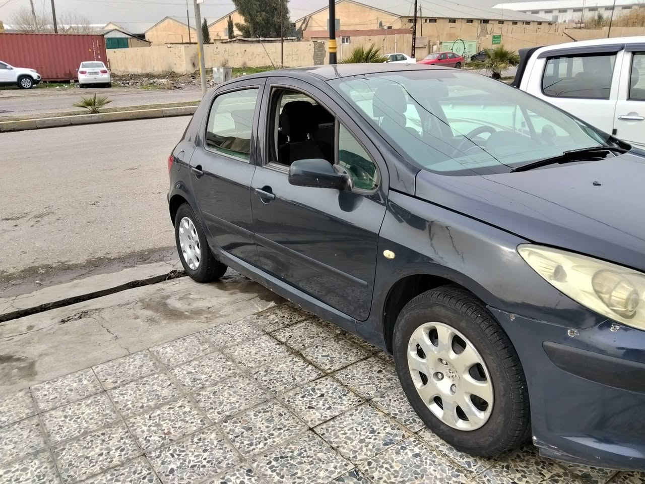 بيجو 307 موديل 2006
محرك وكير قبل شهرين شديتهم 
طخم تاير وباتري جداد 
صبغ بوند والدوئر الخلفيه تصليح فقط
السياره جاهز ما ناقصه كلشي 
كير اوتوماتيك 
تبريد وتدفه شغالين 
جامات كهرب 
شاشه كبيره
هزاه وسنويه جديدا والسياره باسمي 
السعر 67 ورقه وبيها مجال 
***********
