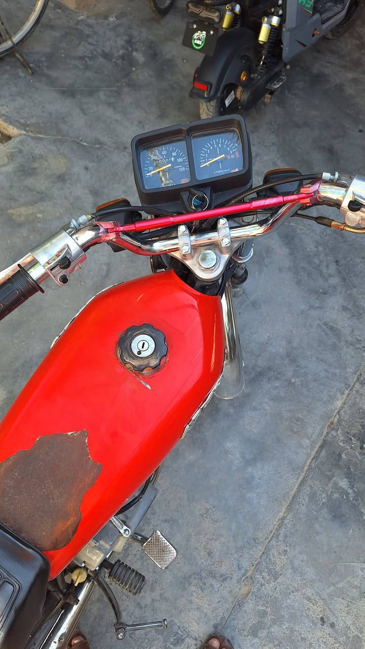 السلام عليكم للبيع دراجة ارشا موديل 2015 
  فول نضافة  شرط المكينة لا نضوح ولا تنقيص
الدراجة اوراق اصولية مو استنساخ  الدراجة كاملة 
كلة شغال اشاير +لايت عالي ناصي +دشبول جديد 
جوزة اسويج جديد  بك لايت شغال 
* بيهة محرك كلش ناعم شلعة ومعدل ٠
بيهة نقص بس باتري وكفرات صفاحية بس
وسعرهن  17 الف 

سعر الدراجة 340 الف وبيها مجال للطيبين 
للاستفسار *********** بي واتساب 
او خاص  مكانهة  الحصوة  حي الانتصار
