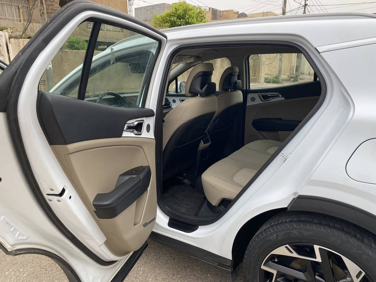 السلام عليكم
سبورتج ٢٣ للبيع خليجي رقم اربيل الجديد بأسمي 
فول مواصفات عدا البانوراما 

1-بصمة عدد ٢
2-حساسات امامي + خلفي
3-تدفئة ستيرن + كشنات
4-بصمة أبواب 
5-فول تحكم ستيرن
6-تبريد قطعتين 
7-ويل كب عدد ٥
8-أشاير بالمري
9-لايت زينون متحرك + LED
10-ترحيب أبواب 
11-داخل لونين
12-تشغيل عن بعد
13-اوتو هولد
14-شفتات ستيرن
15-درايف مود ٤ وضعيات قيادة
16-هاند بريك بصمة 
17-مانع انزلاق
19-نظام منحدرات 
20-مثبت سرعة 
21-كشنات كهرباء 
22-كاميرا خلفية دوارة 
23-ابل كار بلي
24-مري شفط
وبعد بيهه هواي مواصفات السياره مكفوله من الصبغ والضربه والبارد 
السعر ٢١٠$ وبيهه مجال بسيط 
***********
