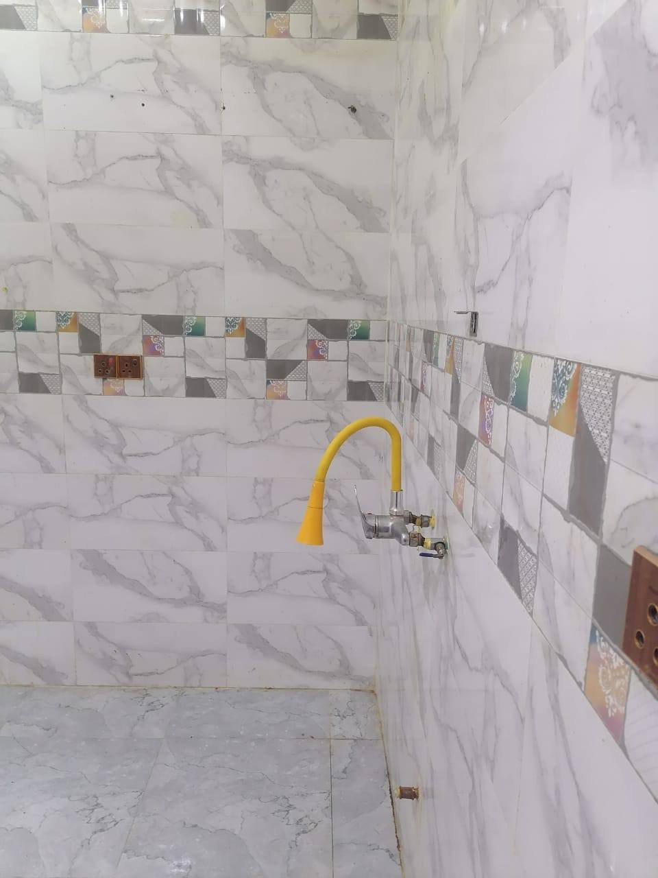 يوجد لدينا دار سكن للايجار ٢٠٠م حي الشهداء قرب جامعة العين بناء حديث طابق واحد للاستفسار الاتصال على الرقم ***********غرفتين وصاله ومطبخ وديوانيه وطارمه وصحيات داخليه وخارجيه
