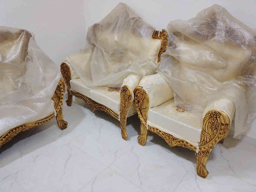 من رخصة الادمن 
جديد مامستعمل قنفات ملكية تخم ونص 14نفر ثلاثيات ٢ وثنائيات ٢ وكراسي ٤ السعر مليون ومية 
العنوان مجمع الأميرات الثاني 
استفسار اتصل على الرقم *********** بي واتس اب
