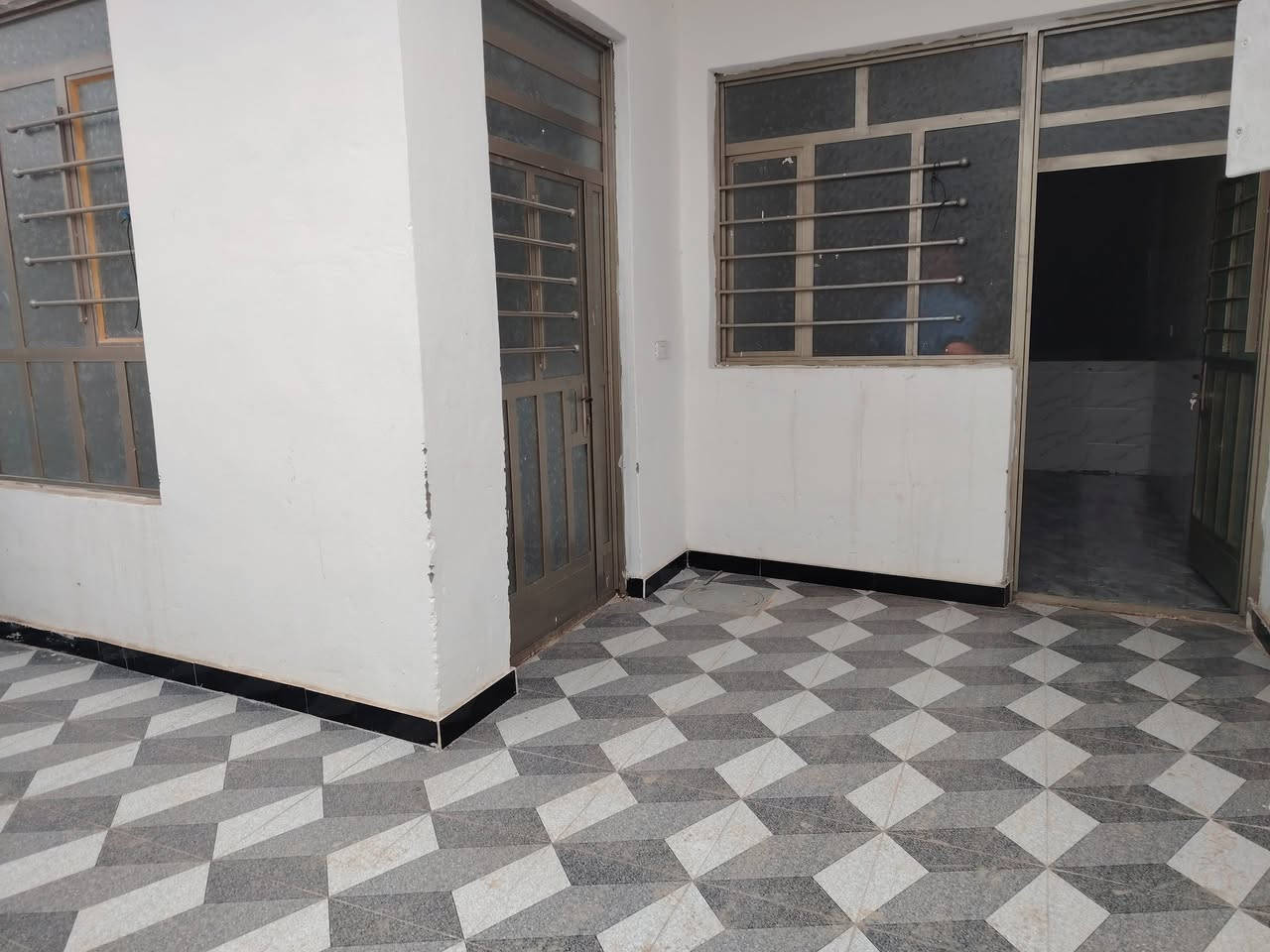 يالله سلام عليكم دار للبيع بغداد المدائن منطقه بانوراما قريب كلش على مدارس بناء حديث بعده ممسكون فارغ حاليآ مساحه ١٤٠ متر يتكون الدار من غرفة نوم واحده واستقبال صاله كبيره مطبخ كبير ستقبال 6في 5 صحيات داخلية خارجيه زراعي بعد ممسكون فارغ حاليآ كامل من كلشي صحيات كيزر تانكي ماطور ماء صطح مغلف ماده الاوزكام للاستفسار الاتصال على الارقام *********** أو *********** وات ساب
