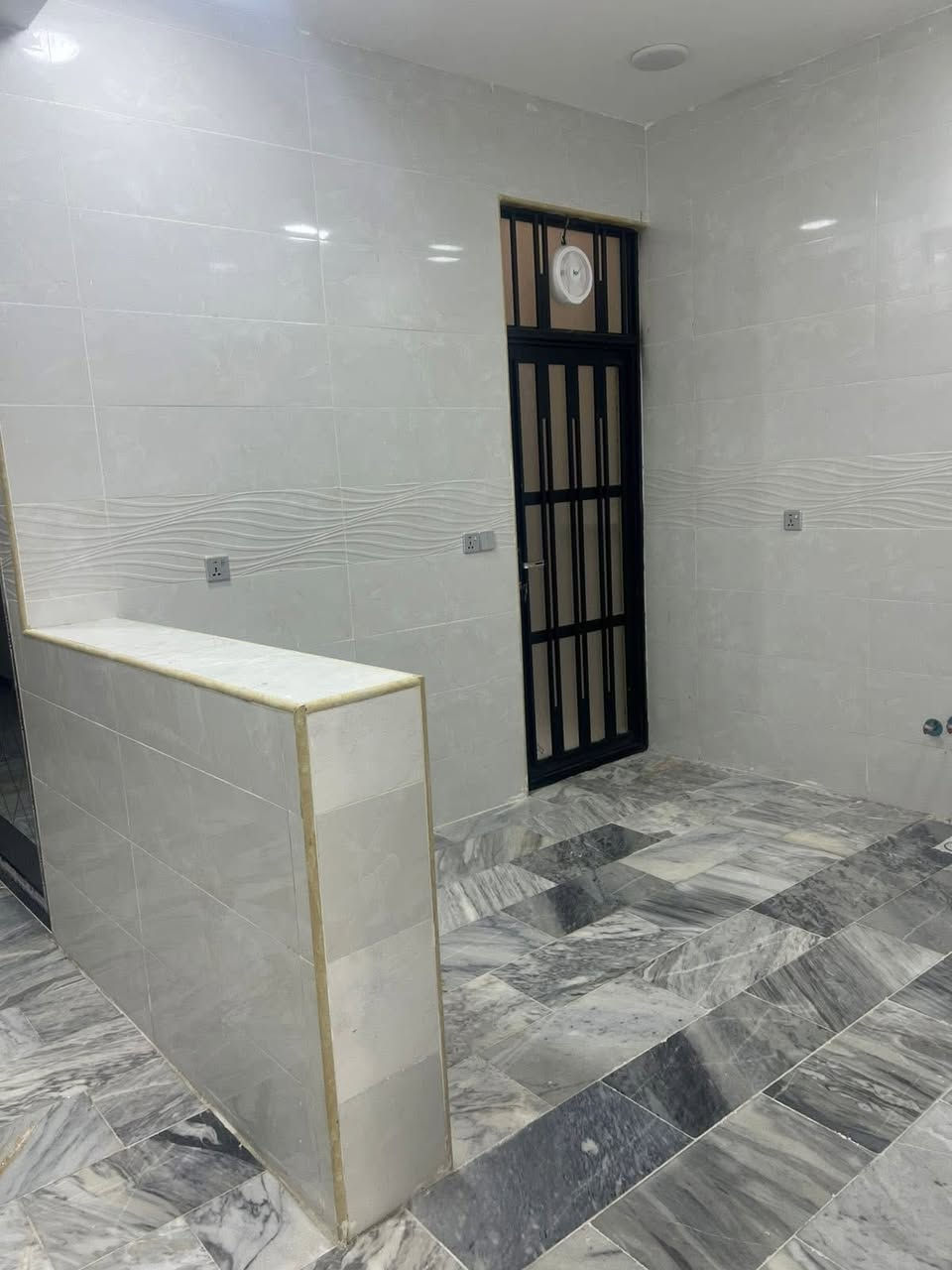 دار للبيع في الشعب مقابل جامعة الامام الكاضم 
مساحة 103م.  واجهة 5م مدخلين فول 
يحتوي على استقبال وحولي ومطبخ معزول 
وخدمات وغرفة نوم
والطابق الثاني ثلاث غرف نوم وخدمات 
مع بيتونة وسطح عدد 2 

السعر.  300. وقابل للتفاوض

للاستفسار:   ***********
مكتب الحضارة للوساطة العقارية
