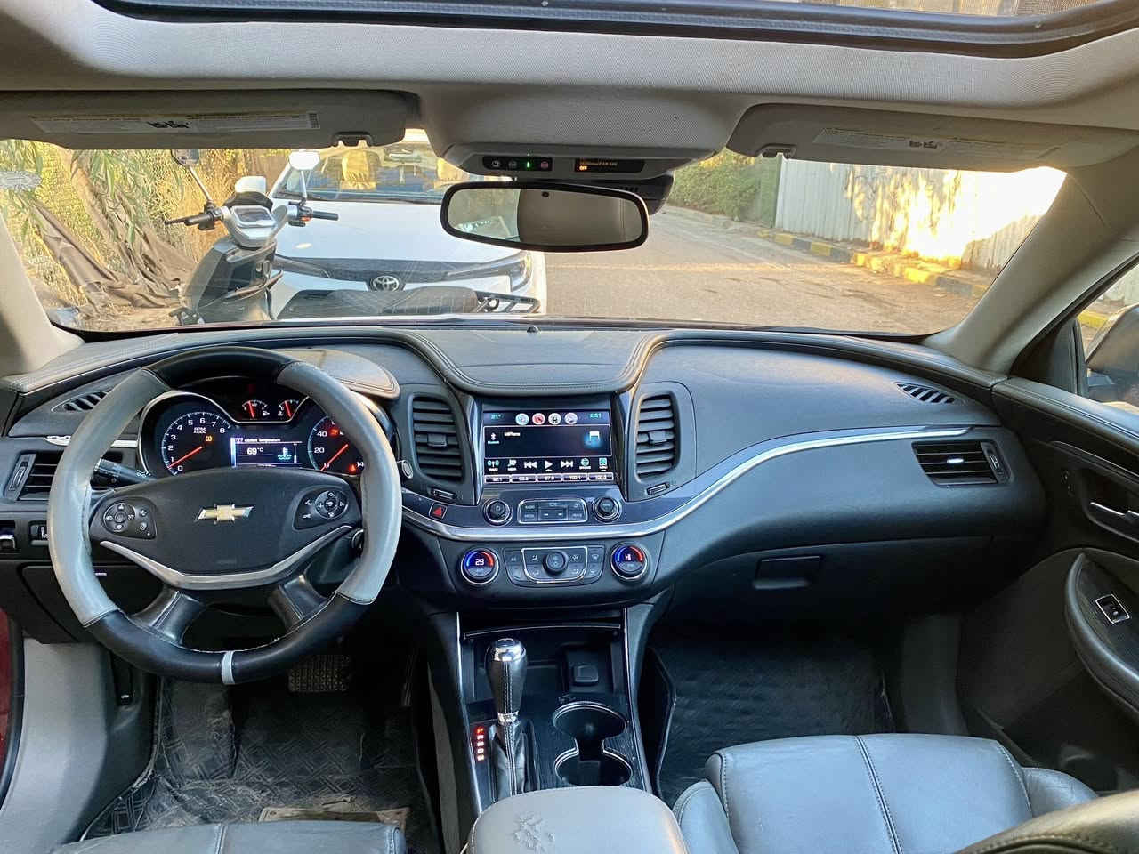 السلام عليكم امبالا 2017
مواصفتها:-

- فتحه سقف بانورما

- تشغيل عن بعد 

- رادار امامي مانع تصادم

- رادارات جانبيه خروج عن المسار

- رادار بالمري الجانبيه 

- كشنات جلد مع تحكم كهرباء للمقاعد الاماميه

- تدفئة بالكشنات الامامي …بعد بيها هواي موصفات السياره يعني فول مواصفات عدى البصمه ماشيه 150 الف كيلو كير محرك مكفول صدرها نضافته 60 بالميه اخوان السياره جاهزه ومابيه نقص والسياره رقمها سليمانيه وباسمي مكاني بغداد السيدية  وسعرها 124 وبيه مجال و صور الحادث والسونار مرفق بالمنشور  مع العلم الجاملغ الخلفي صبغ بالعراق اثر طخه بسيطه للاستفسار هذا رقمي        ***********
