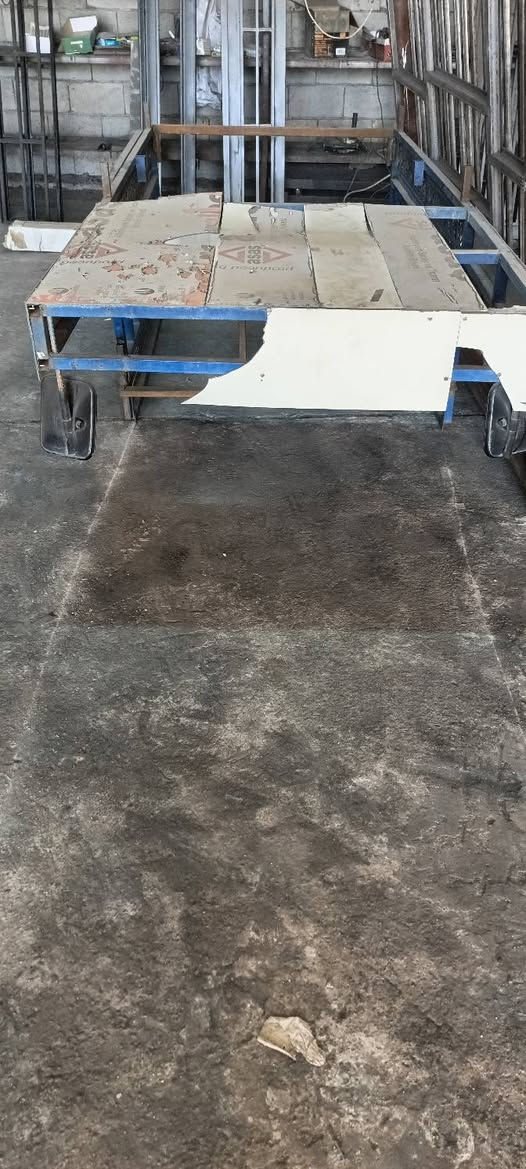 سلام عليكم محجل البيع نضيف مابيه لا كسر ولا فطر سعر 100وبيه مجال قليل الي شراي مكاني رمادي الخمسه كيلو رقم الهاتف ***********
