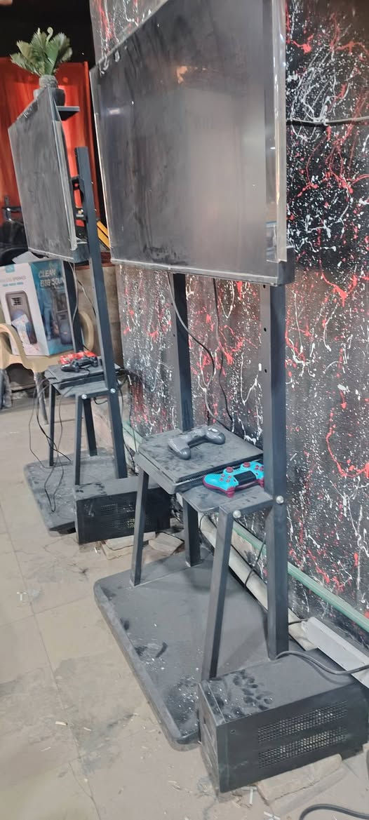 السلام عليكم للبيع كراسي كيمنك عدد4 
مع استان شاشه عدد 2 السعر عالاتصال ***********
مكاني كربلاء حي الغدير
