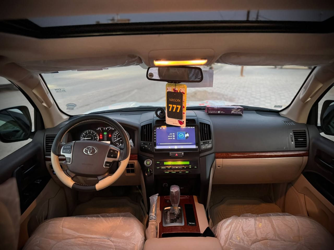 السلام عليكم 
للبيع لاندكروز  GXR  موديل ٢٠١٤ 
حجم المحرك  6 سلندر  4000 cc
السيارة مكفوله  على وضع الشركة 
السيارة ماشيه 132 الف حقيقي شرط الفحص 
السيارة كفاله عامه 
 كير مكينه صدر كلها شرط 
تخم تاير جديد باتري جديد دهن كير جديد 
سيرفس كامل اي نقص مابيها  السيارة مال جنايه مو مال معارض 
مكان السيارة صلاح الدين تكريت  
للاستفسار اكثر 
***********
