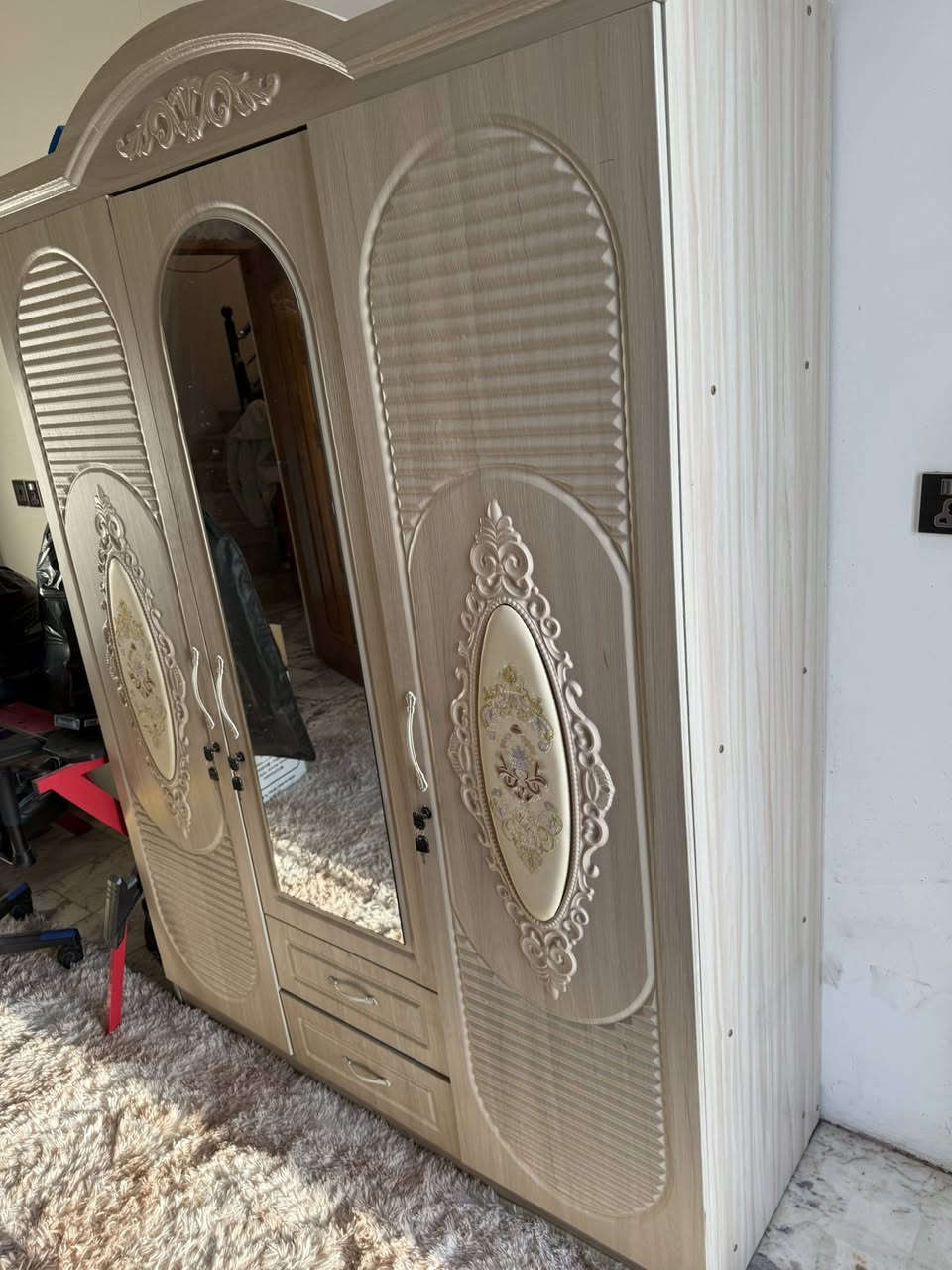 السلام عليكم كنتور ٣ ابواب نظيف جدا 
سعره ب٢٠٠ وبي مجال بسيط جدا
وجربايه نفر جديده مع الدوشك سعرها ١٧٥ وبيها مجال
مكاني بغداد الحريه
***********
