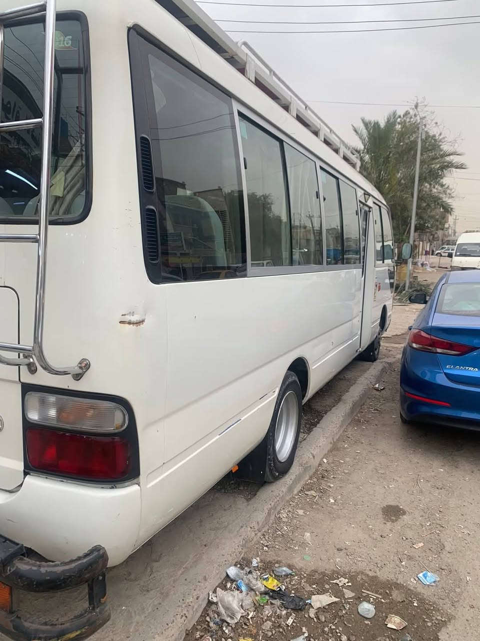 كوستر ١٦ مراوس فقط ناصيه موديل ١٠ أو ١١ تفةصيل السياره زركه ومصبوغه أبيض الصبغ الابيض يتنضف السياره مصبوغه بدون سقل كير مكينه كفاله الاكسل بدايه  منضومه غاز دروعه سيبايه مكاني بغداد المدينه *********** أي سياره بيه صبغ مو مشكله
