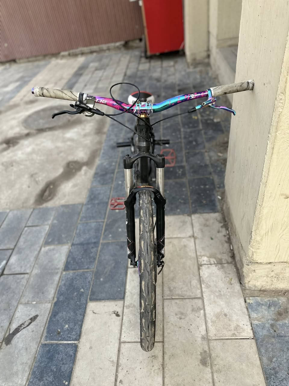 سلام عليكم 
بايسكل استعراضي للبيع
من شركه. APPAL ANCHIA
حجم 26
يحتوي على. 
سيامه 7 الوان 
ستيرن 7 الوان
ركبه 7 الوان 
دبل غاز وليس دهن. PROCK SHOX
برك امامي 7 الوان. شركه TANKE
برك خلفي SHIMANO
 بطيخه 7 الوان  TANKE
دشلي 12 نمره 
قرص برك خلفي 180 حجم 7 الوان 
شيال زنجيل 
ويحتوي على سيامه 7الوان.

السعر 450 وبي مجال

للتواصل 
الرقم ***********.            المكان شارع حيفا
إنستا 22aa8088

المكان شارع حيفا
