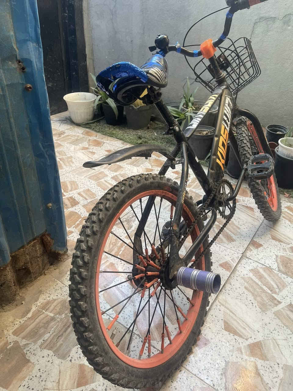 السلام عليكم 🫡 

بايسكل للبيع 

مستعمل قليل 

العنوان بغداد الدورة قرب سوق الاثورين 
للأتصال ☎️ (***********)
