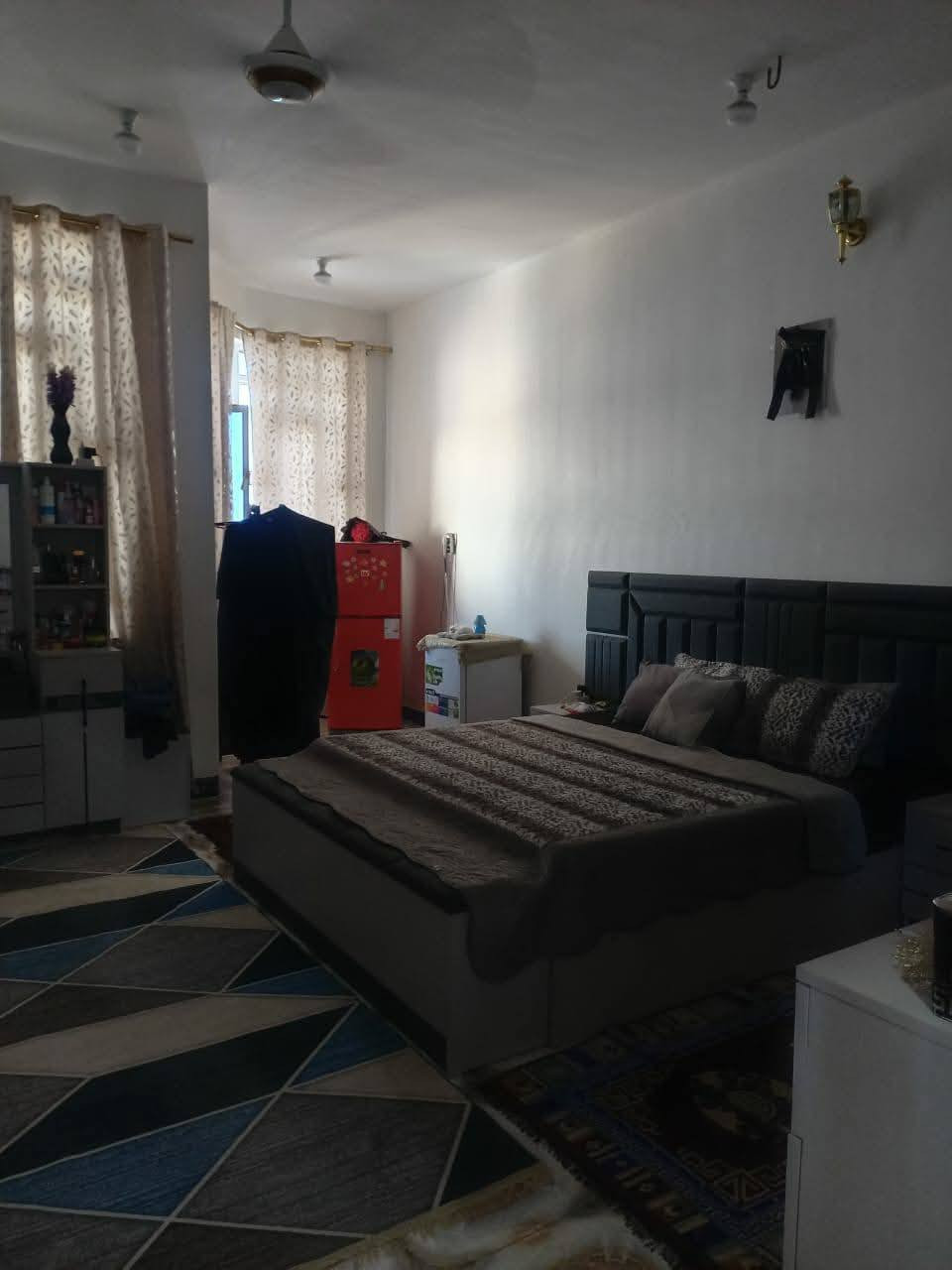 بيت بحي الزهور / الهنديه للبيع
المساحه //200متر

البيت طابقين مسلح  بناء عام 2019

الطابق الاول //
غرفتين نوم + صاله + مطبخ + استقبال
صحيات داخليه وخارجيه 
 
الطابق الثاني//
ثلاث غرف  نوم + صاله + صحيات 

 ***********
