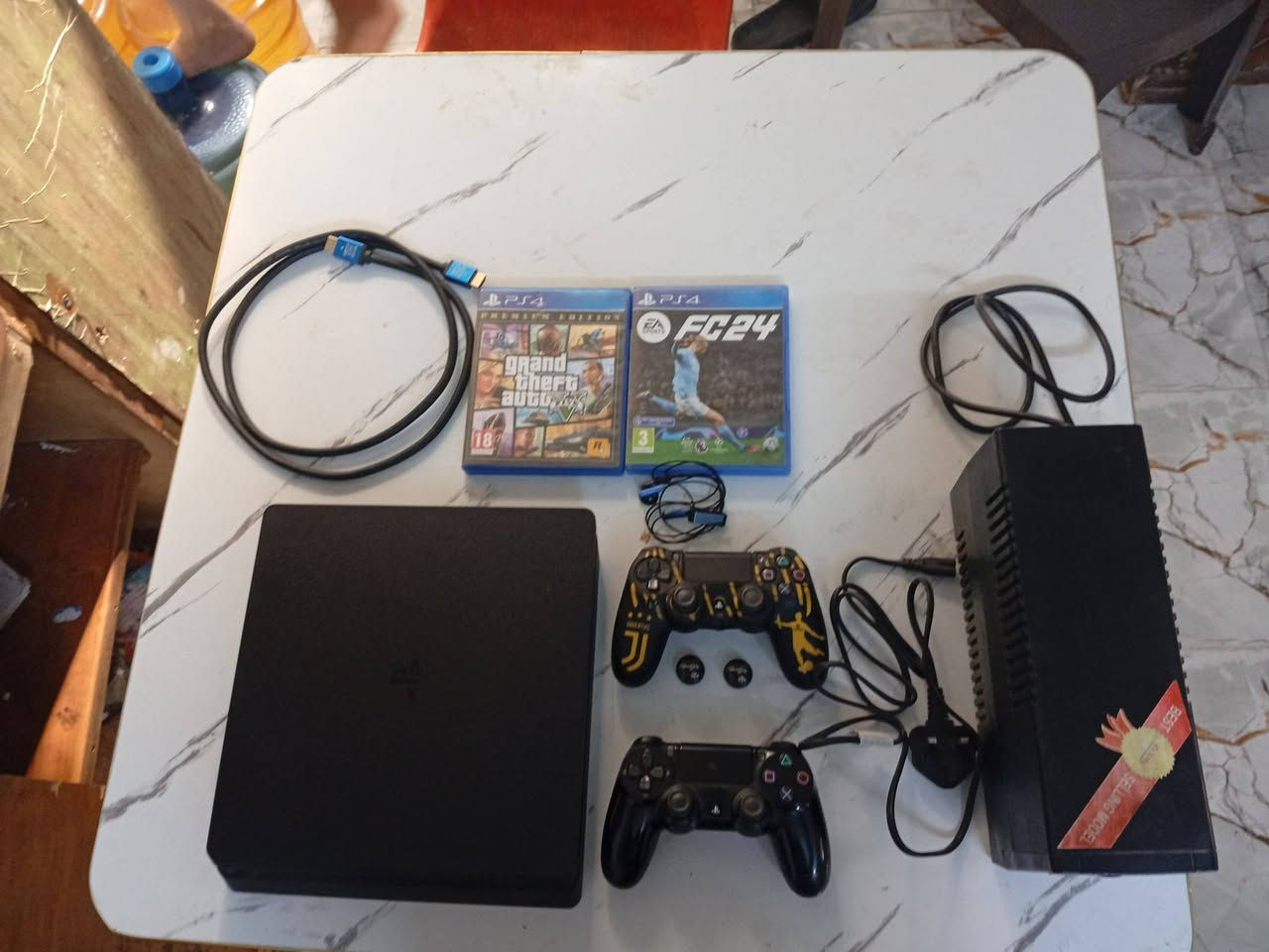 Ps 4 للبيع مع كامل ملحقاته الاصليه تشمل 2 جوستكات اصليه وجميع اغراضه قرصين جيتي اي+فيفا 24+ البلي 500 جيجبايت وكل ذلك بسعر 220 الف قابل للتفاوض للستفسار ***********
