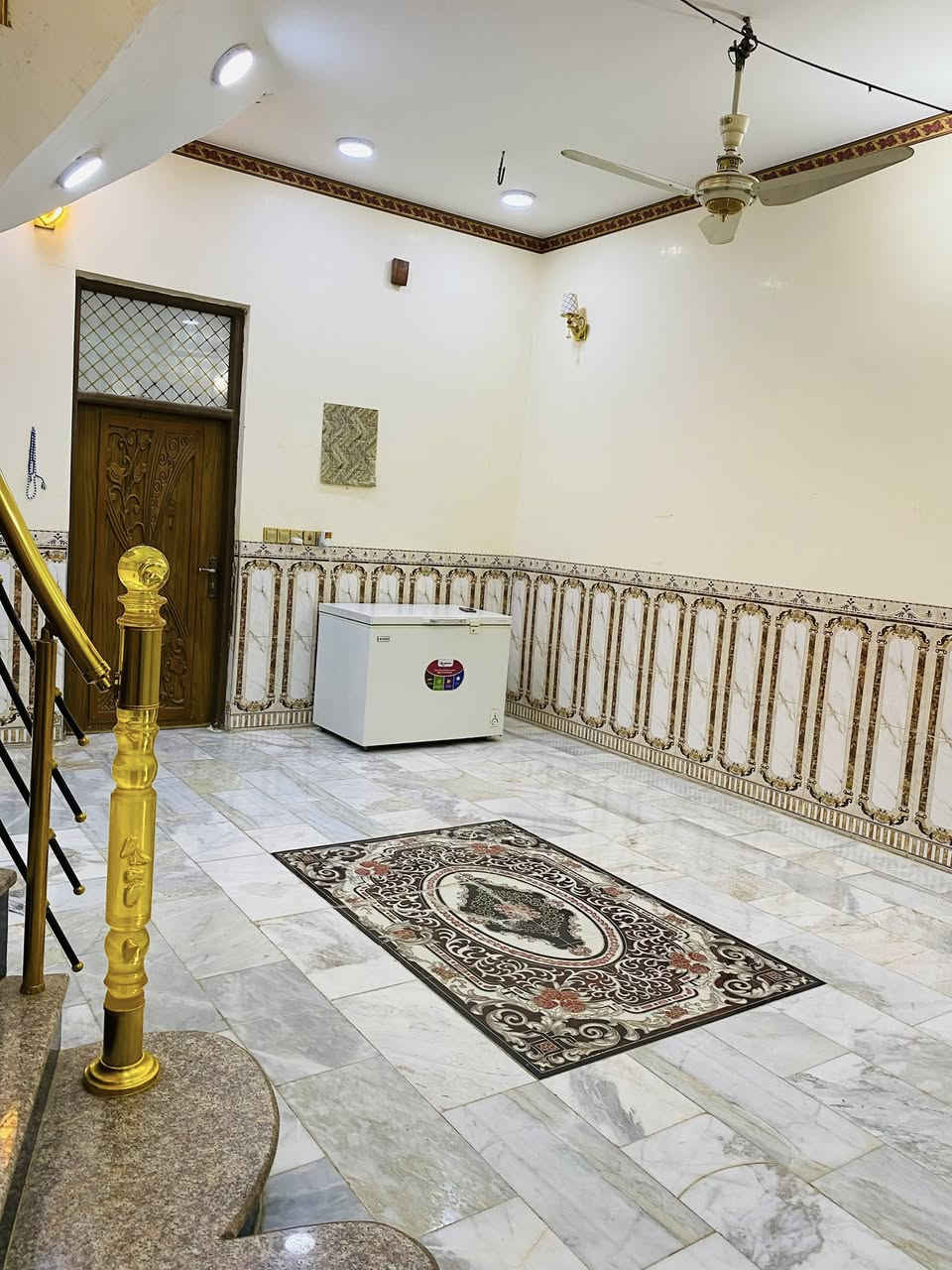 السلام عليكم بيت للبيع في حي الزهور المساحة ١٥٠م طابو صرف حر غير مطلوب طابقين   كونكريت الواجه ٦وربع النزال ٢٧م غرفه وصاله ومطبخ واستقبال الطابق الثاني سطح اول غرفه وصاله وحمام لاستفسار ***********
***********

