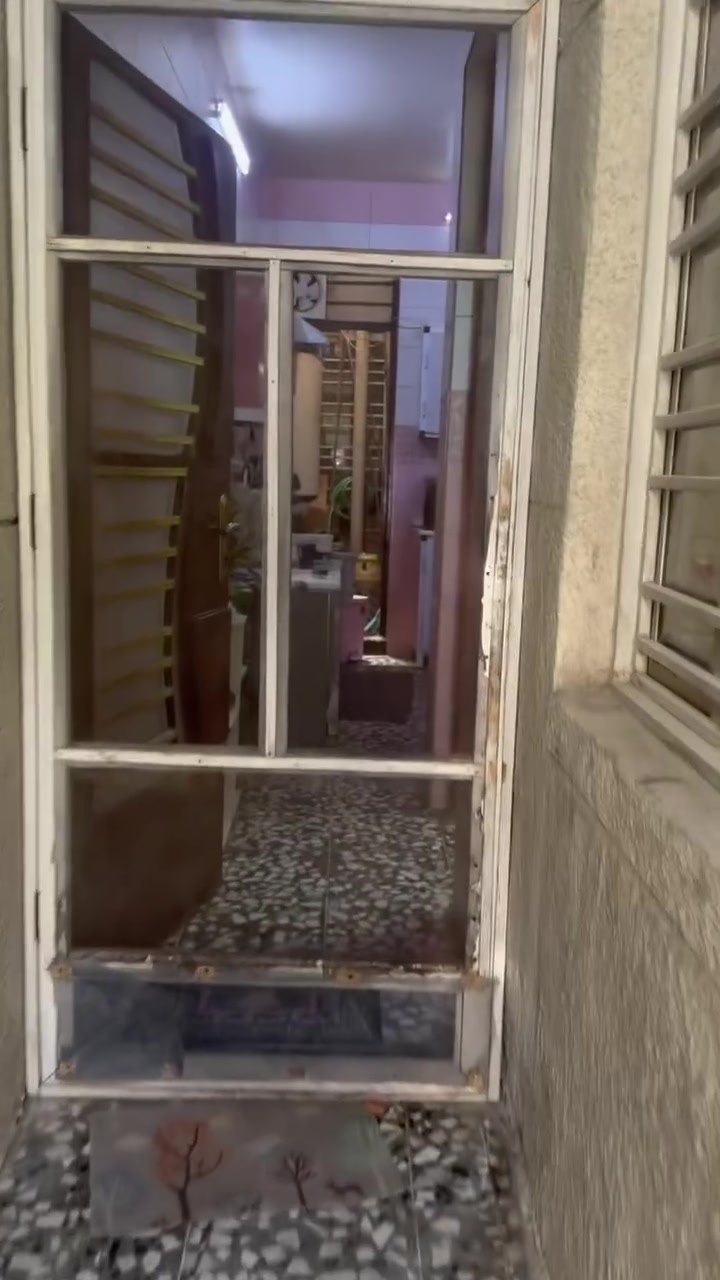 للبيع بيت طابقين معزولين نهائياً ..بناء درجة اولى ،كاشي مرمر عراقي جلي موقعي
موقع البيت
الحرية /حي السلام/شارع ٣٠ 
المساحة 137.5
السعر ٣١٠ مليون 
يصلح للاستثمار ويصلح يصير لعائلتين
للاستفسار  الاتصال ع الرقم
***********

