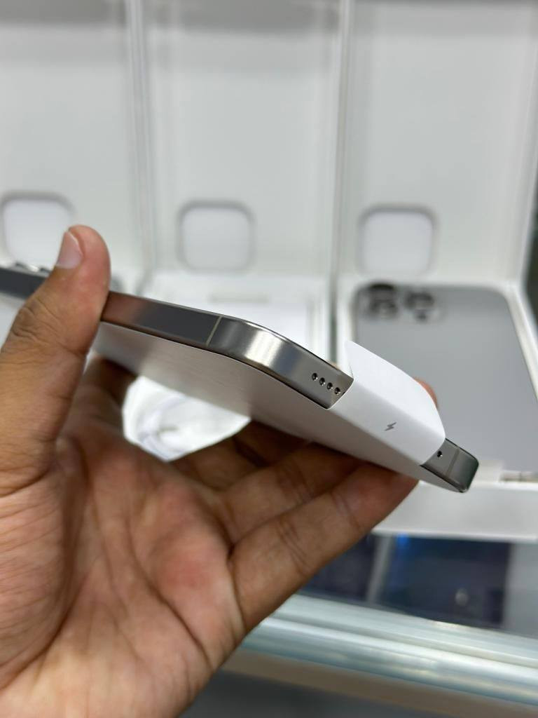 السلام عليكم ثلاث ايفونات 15 برو ماكس
ذاكره ٢٥٦ 
دبل سيم أقل واحد بطاريته ٩٣ وأكثر واحد مشحون ٥٨٧ مره السعر مليون وبي مجال لطيبين التواصل *********** أو واتساب
