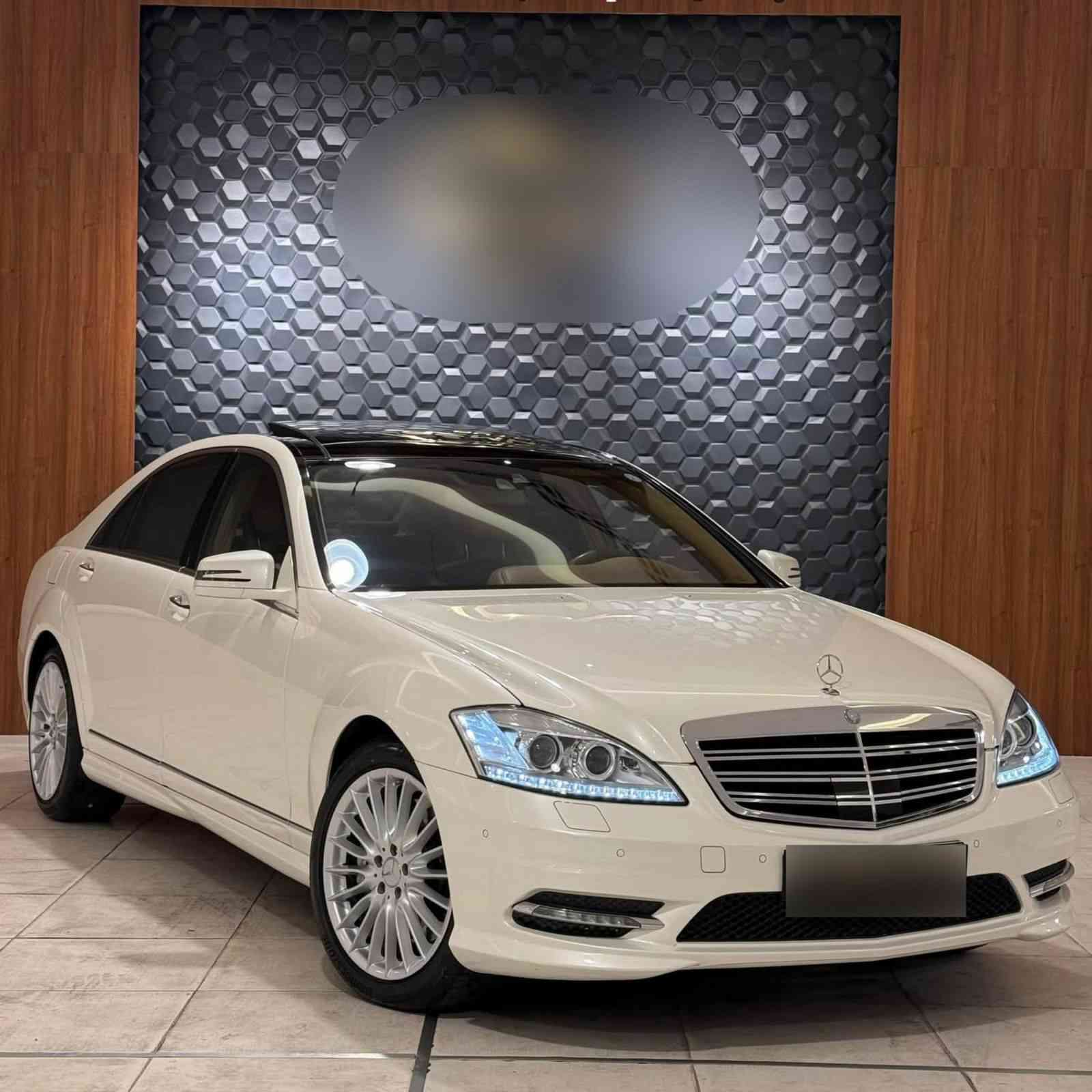 مارسدس 500 S كلاس 2013
فوووول مواصفات 
باب طويل ثلاجه
5بردات شاشه تلفزيون 
طبلات طعام طائره✈️
ناضور ليلي السياره كفاله عامه بدون ضرر وبدون صبغ. تخم تاير ياباني السياره مغلفه BBf ارقه شي ب 19ورقه مع ضمان التغليف 5سنوات عداد المسافه 150000 تفاصيل اتصل.  ***********
