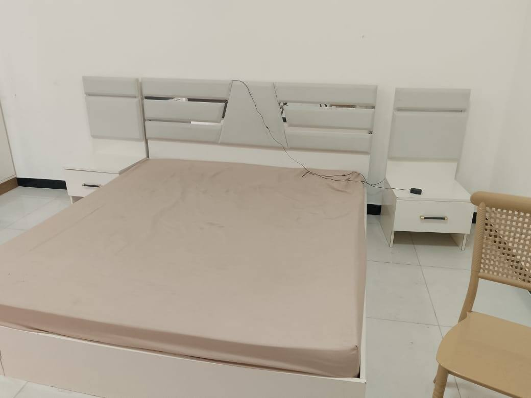 سلام عليكم غراض للبيع تواصل واتساب بس *********** غرفه كامله مع دوشك وشاشه وميز وكاونتر وسنك بدون ملحق نجف شارع مجمعات
