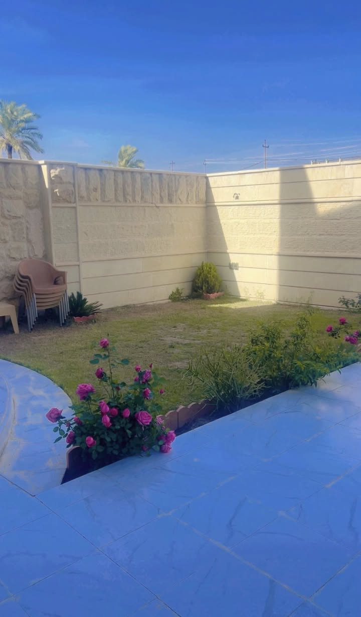 دار مؤثث للبيع – موقع مميز وتصميم راقي
📍 الضلوعية – مقابل كوفي إسطنبول / ركن

المساحة: 300 متر

الطابو: تحويل زراعي

🏡 البيت طابقين ومؤثث بالكامل مرتب بتفاصيل جميلة ومتكامل من جميع النواحي.

🔹 الطابق الارضي 

▪️ صالة استقبال مفتوحة بمساحة 8×5

▪️ باب ديكور سلايد دبل زجاج مطل على صالة الدرج

▪️ غرفة نوم 6×5

▪️ مطبخ واسع 6×4

▪️ صالة كبيرة 10×4.10

▪️ حمامات مع كافة المرافق الصحية 4×3

▪️ صالة باب المنور 2×4

🔹 الطابق الاول :

▪️ غرفة 6×5

▪️ غرفة 7×6

▪️ صالة 10×4

▪️ حمامات 2×1.50

�️ البيت يحتوي على تفاصيل ومميزات أكثر من الظاهرة بالصور.

📸 علمًا أن التصوير لعدة أماكن فقط وليس كل تفاصيل البيت والبيت على الطبيعة أجمل بكثير… تعال وشوف التفاصيل الباقية بنفسك

� للاستفسار 

***********
