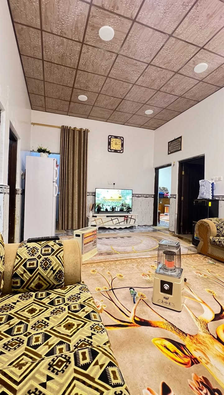 بيت للبيع في الجزيره الفيروزيه شارع ١١ تبليط شارع مرتب  مساحة البيت ٣٠٠ يحتوي البيت على غرفتين واستقبال وصاله ومطبخ وكندور ومنور مفتر على البيت  والارضيه بورسلين والكراج يسع سيارتين وحديقه كبيره والطابق الثاني أربع غرف واصل للسقف نظام الشقق ويصير درج خارجي للشقه ينزل على منور جانبي يطلع على الكراج ويمكن فتح باب مفصول للخارج والشقه ثانيه مشتركه مع البيت تنزل على الدرج الداخلي بناء البيت بلوك والطابق الثاني فرمستون  ***********
