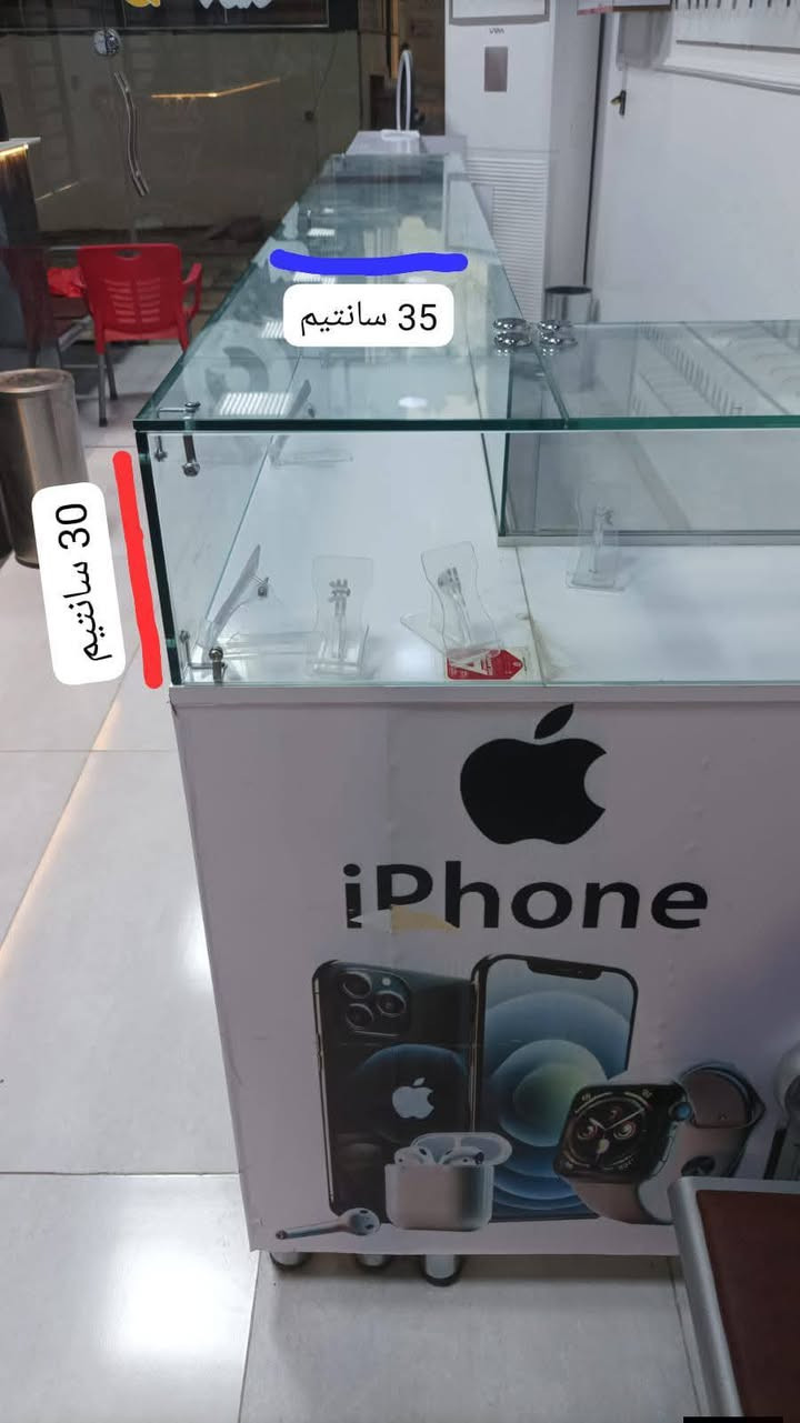 ميز جام مع فاترينات اكسسوارات.   للبيع بسعر مناسب جداً جداً ***********.   عنوانه النجف حي الوفاء
