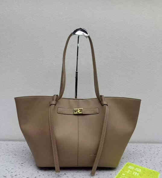 حجم كبير العرض 54 سم ارتفاع 15 سم  
#احذية_وحقائب_خالد خانقين مجمع شاكر رضا
 توصيل داخل خانقين وكل المحافظات 
واتساب *********** 
صفحتنا على الانستا 
‏https://www.instagram.com/khaled_bags_shoes?igsh=aHgzNnAyeDc0cGd1
السناب 
‏https://www.snapchat.com/add/khaledzahawe?share_id=GwP3kgwzTro&locale=ar-EG-u-nu-latn
التيك توك 
‏https://www.tiktok.com/@khaledzahawe?_t=8kEouIPTpO1&_r=1
الفيس 
‏https://www.facebook.com/khaledbagsshoes?mibextid=ZbWKwL
