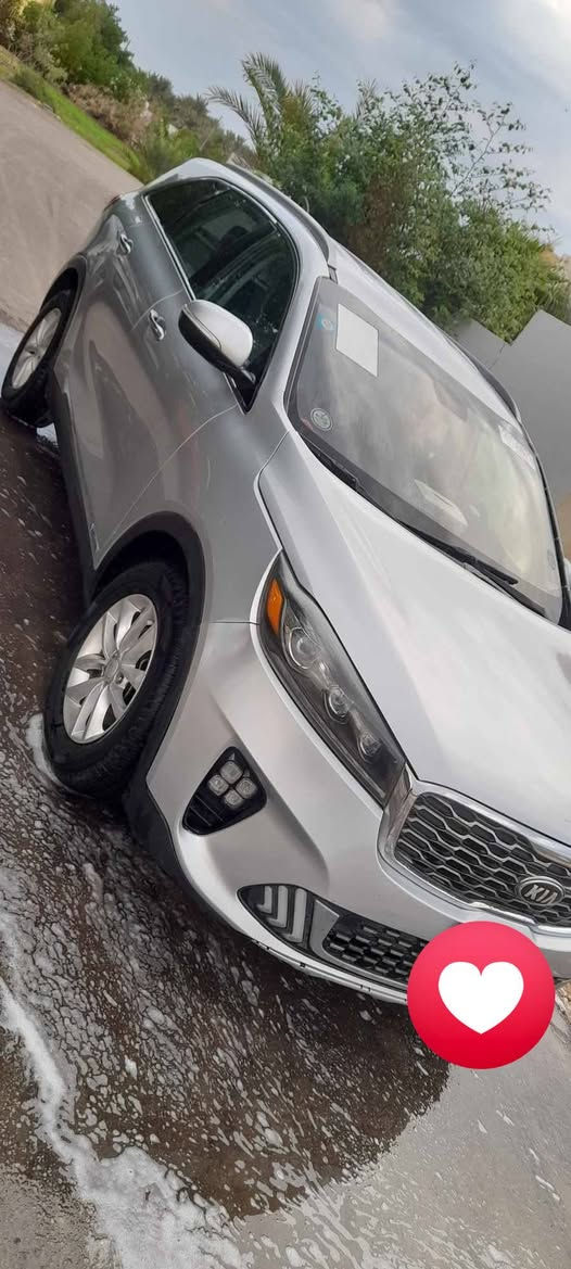 سلام عليكم 

سورنتو مديل ١٧ 
مكينه ٦ 
ماشيه ٨٥  
بيه جاملغ وبنيد معمره نفسه والباقي كفاله عامه ؟فرويل 
تخم تاير جديد سياره جديده كلش رقم نكليزي بسمي 
سعر195 وبيه مجال بصيط
 

***********
