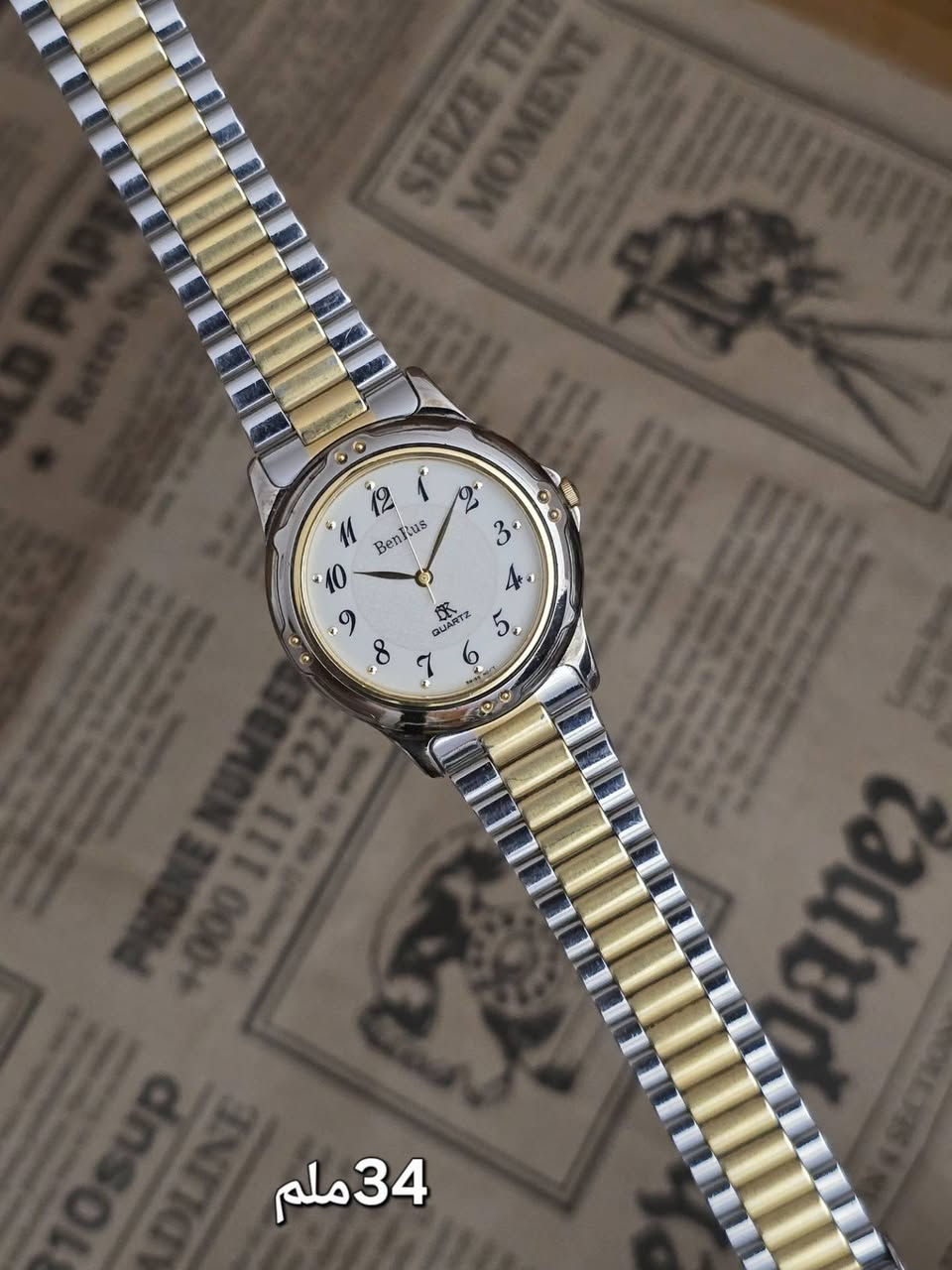 ساعة  كلاسيكية (Vintage) من ماركة بينروس (BenRus) 
نوع الحركة: كوارتز (Quartz) تعمل بالبطارية
تأتي بتصميم ثنائي اللون يمزج بين الفضي والذهبي (Two-Tone)
المينا: واجهة بيضاء دائرية مع أرقام عربية واضحة باللون الأسود وعقارب ذهبية
نظافه الساعه ممتازه 
قطر الساعه 34ملم


**إذا كنت صاحب هذا الإعلان وتريد حذفه لأي سبب، رجاءا أرسل رسالة إلى الدعم الفني**