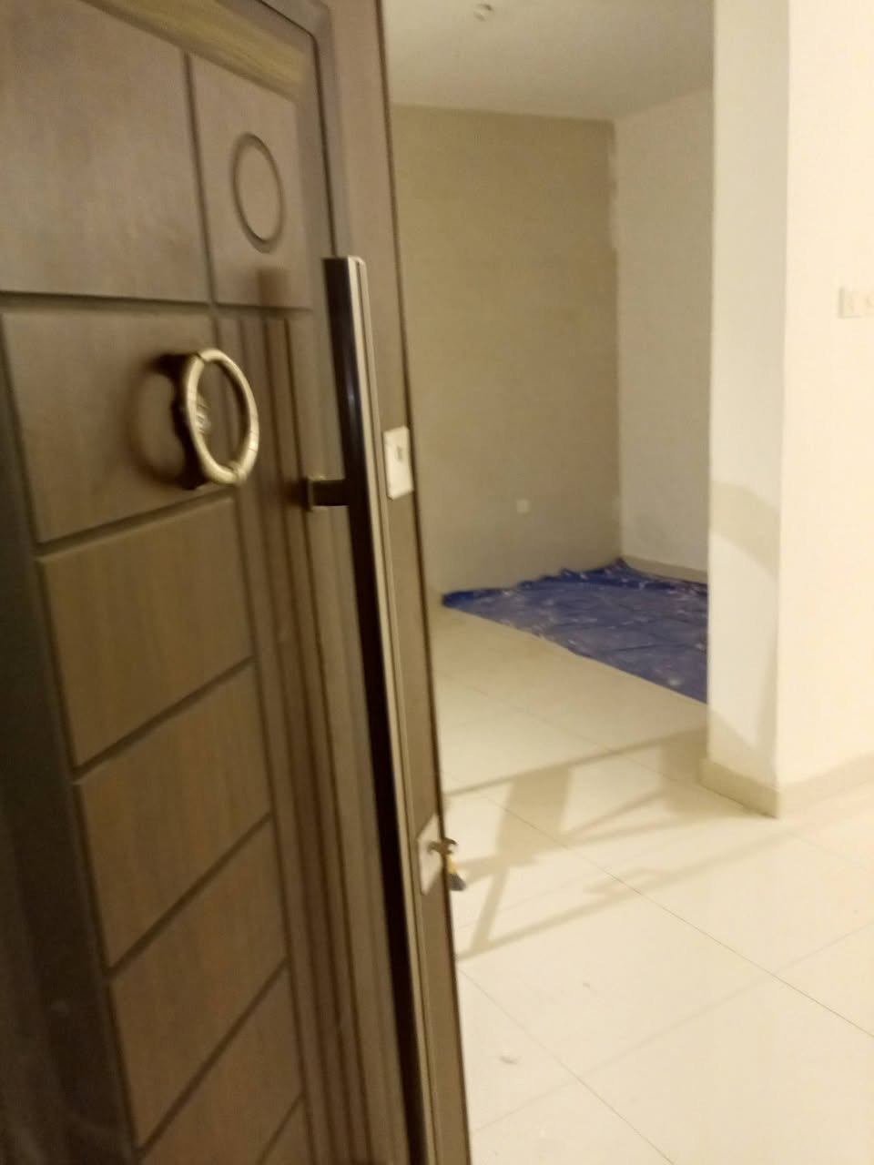 للئيجار شقة طابق ارضي بلقادسية جديدة تحتوي على غرفة نوم وصالة ومطبخ وحمام مع كراج  للسيارات للئيجار بالشهر مليون عوائل فقط للئستفسار الاتصال بالرقم ***********
