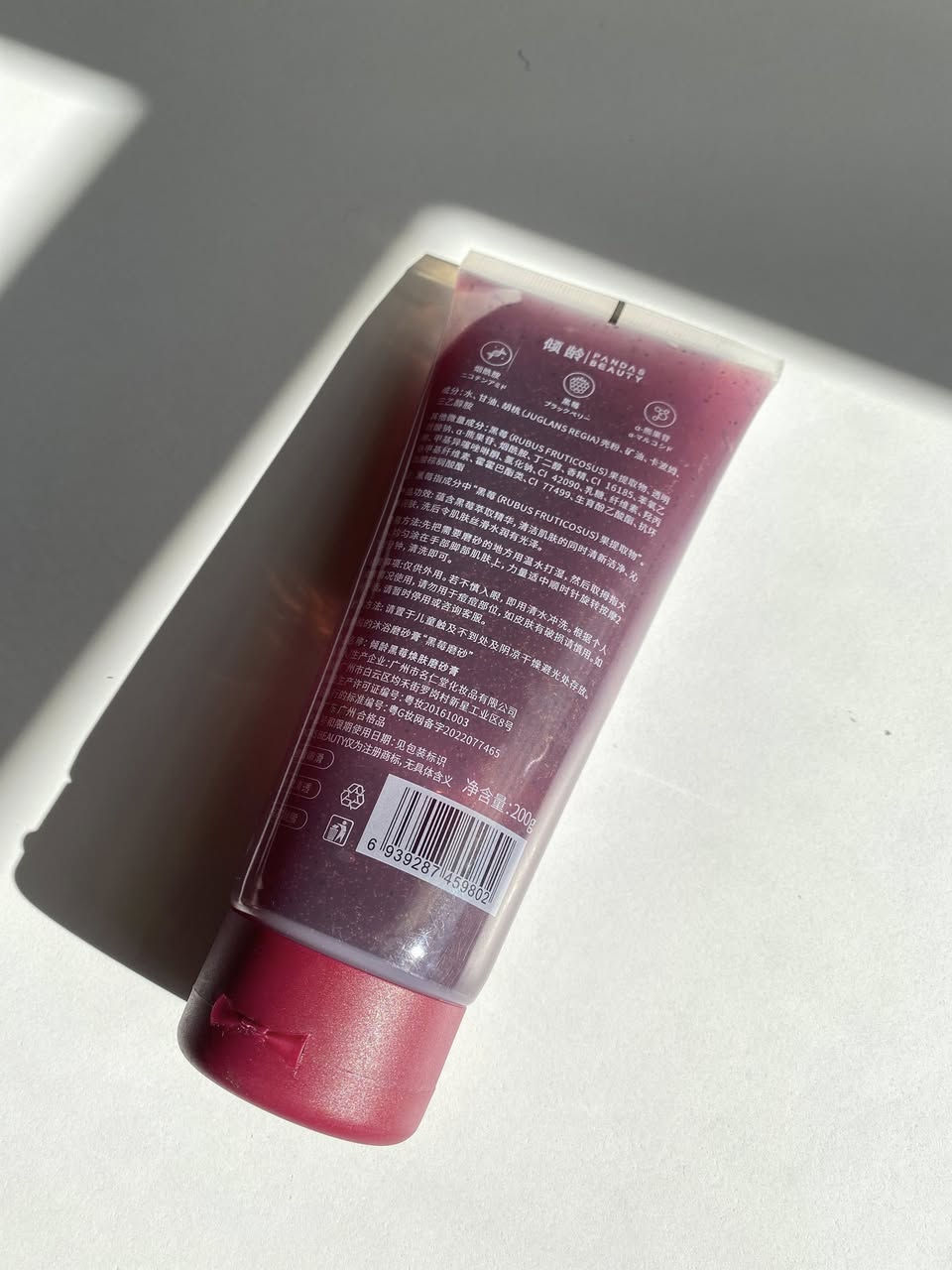 مقشر التوت البري لتقشير الجسم وتجديد البشره
تقشير البشرة: يساعد على إزالة خلايا الجلد الميتة والشوائب من سطح الجلد بلطف. 
تنظيف المسام: يعمل على تنظيف المسام بعمق، مما يقلل من مشاكل البشرة والنتوءات. 
توحيد لون البشرة: يساهم في توحيد لون البشرة وتقليل التصبغات والبقع الداكنة، وذلك بفضل مضادات الأكسدة الموجودة في التوت البري ومكونات مثل النياسيناميد وألفا-أربوتين المذكورة على العبوة. 
تنعيم البشرة: يمنح البشرة ملمسًا ناعمًا وحريريًا ويزيد من مرونتها. 
تجديد الخلايا: يحفز تجديد خلايا البشرة ويعزز نضارتها وإشراقها. 
التغذية والترطيب: يغذي البشرة ويساعدها على امتصاص الترطيب بشكل أفضل، مما يمنع الجفاف. 

📍توصيل داخل الكوت2000 جميع المحافظات 5000


**إذا كنت صاحب هذا الإعلان وتريد حذفه لأي سبب، رجاءا أرسل رسالة إلى الدعم الفني**