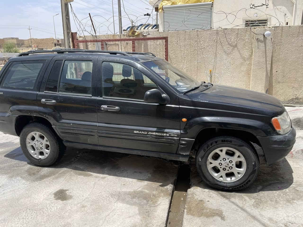 السلام عليكم ورحمة وبركاته جيب شيروكي ألفين كله بلادي نقطت صبغ مابيه كله عله البلاد تخم تاير جديد منضومت غاز سنويه جديده اكسل جديد اي نقص مابيه سعر 70 وبيه مجال قليل ***********
