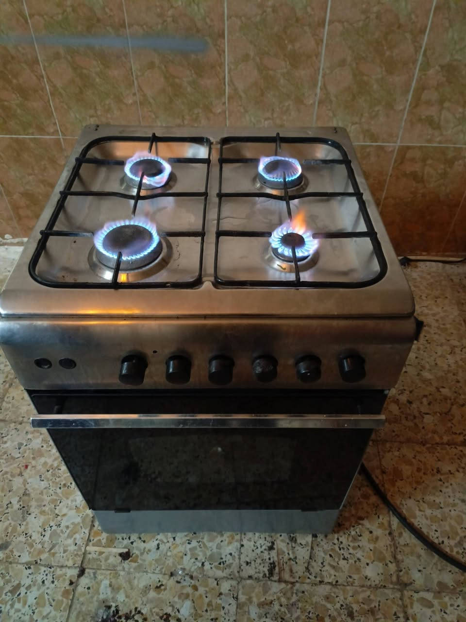 طباخ نضيف ومابي اي عيب شغاله فرن فوك وجوه مكان بغداد معامل بستان سعره ب 75 وبيه مجال ولي شراي يتصل ع رقم ***********
