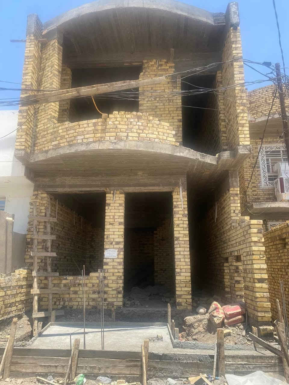 � هيكل للبيع – 90 متر زراعي ملك صرف عثماني 🏡

📍 الموقع: حي الثقافي
خلف مطعم مندي دار اليمن – فرع بيت رئيس الجامعة
(أو خلف مطعم حياوي، الطريقين نفس الموقع)

🔹 الهيكل طابقين
🔹 الواجهة: 5 متر وربع
🔹 البيع كامل أو على الوضع حسب الطلب

📌 تفاصيل الطابق الأول:
▪️ استقبال
▪️ صالة
▪️ منور
▪️ مطبخ
▪️ مجمع صحيات

📌 تفاصيل الطابق الثاني:
▪️ غرفتين نوم
▪️ صالة
▪️ مجمع صحيات

━━━━━━━━━━━━━━━━━━

📞 للاستفسار والمراجعة:
مكتب المحيط لبيع وشراء العقار – الديوانية
📍 الشارع الحولي – خلف جامعة القادسية – قرب غسل غريب الطوس

☎️ الاتصال:
***********
***********
